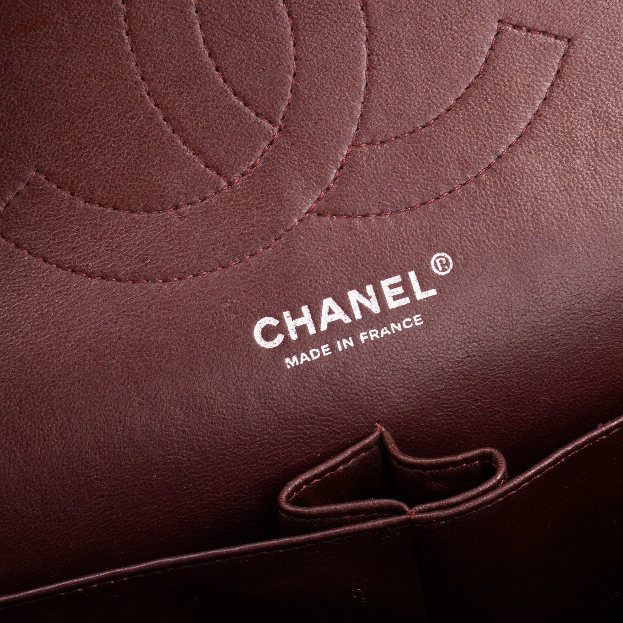 CHANEL - Sac à bandoulière Classique/Timeless Jumbo Chanel en cuir lisse noir