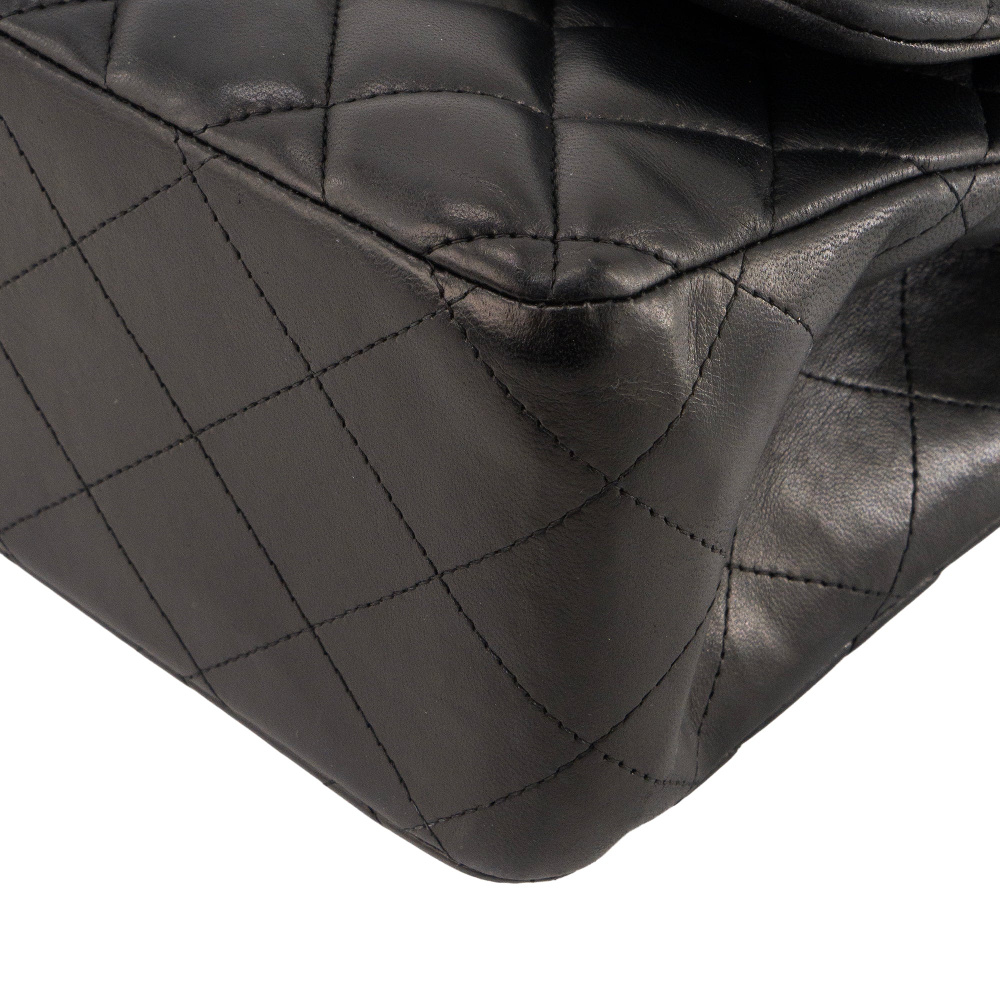 CHANEL - Sac à bandoulière Classique/Timeless Jumbo Chanel en cuir lisse noir