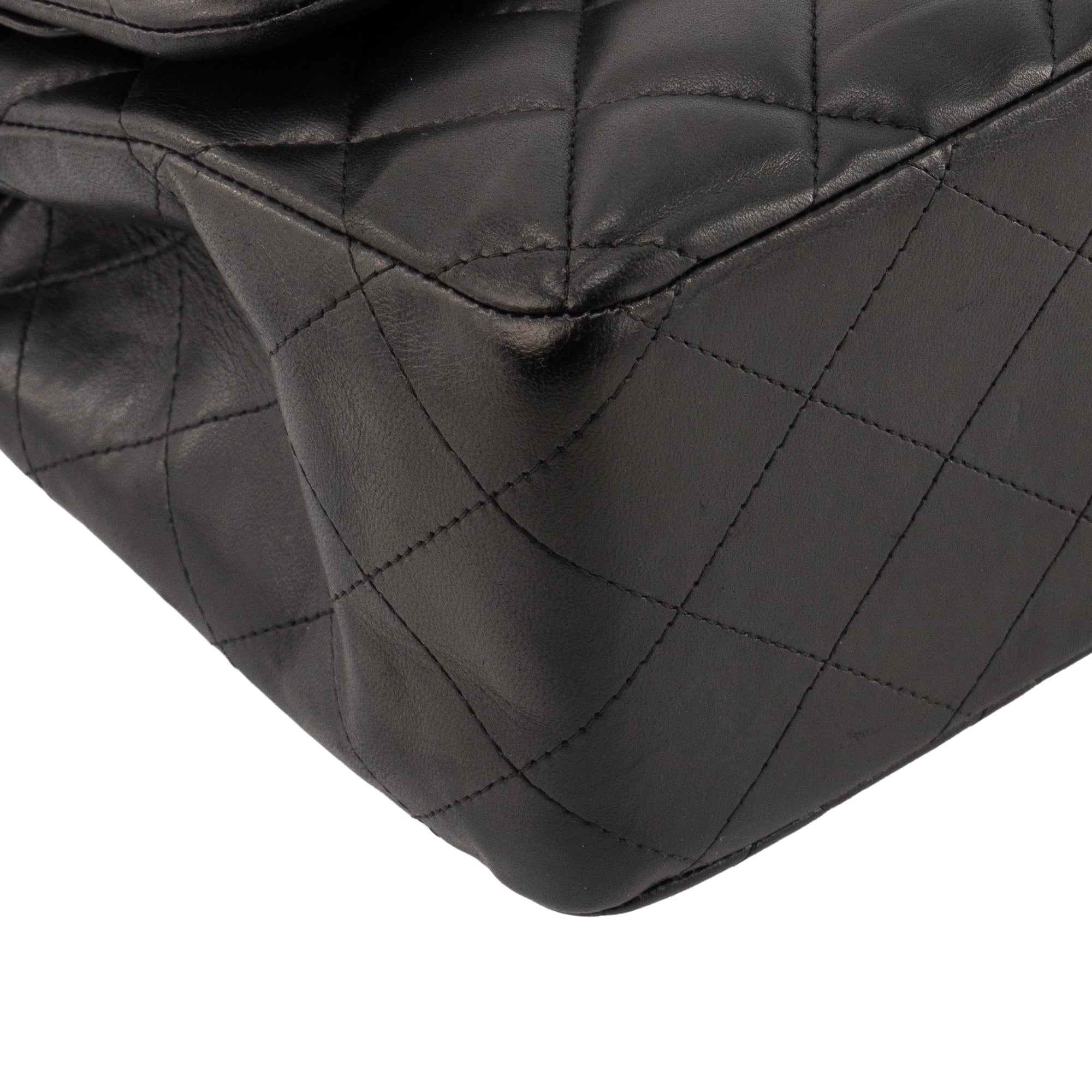 CHANEL - Sac à bandoulière Classique/Timeless Jumbo Chanel en cuir lisse noir