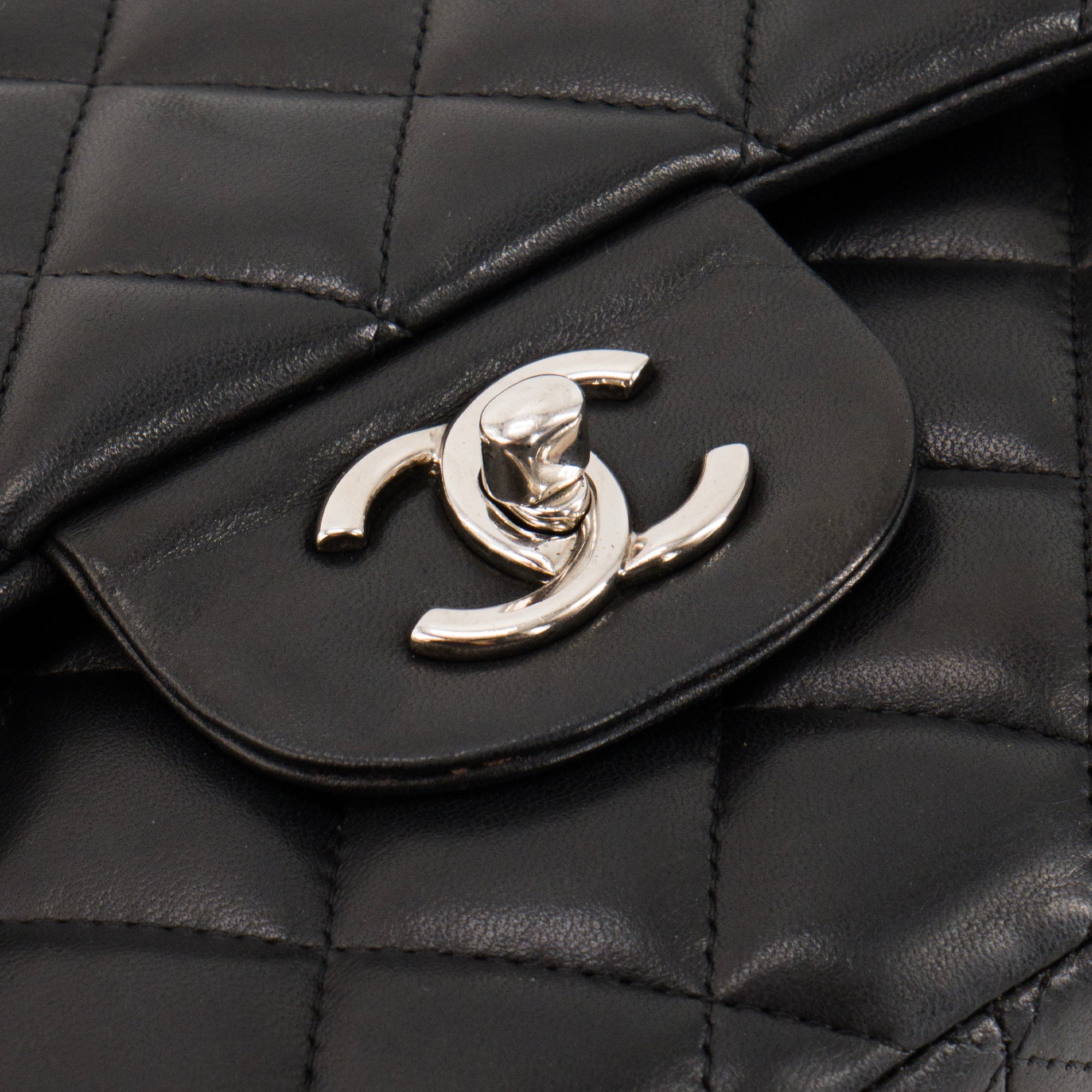 CHANEL - Sac à bandoulière Classique/Timeless Jumbo Chanel en cuir lisse noir