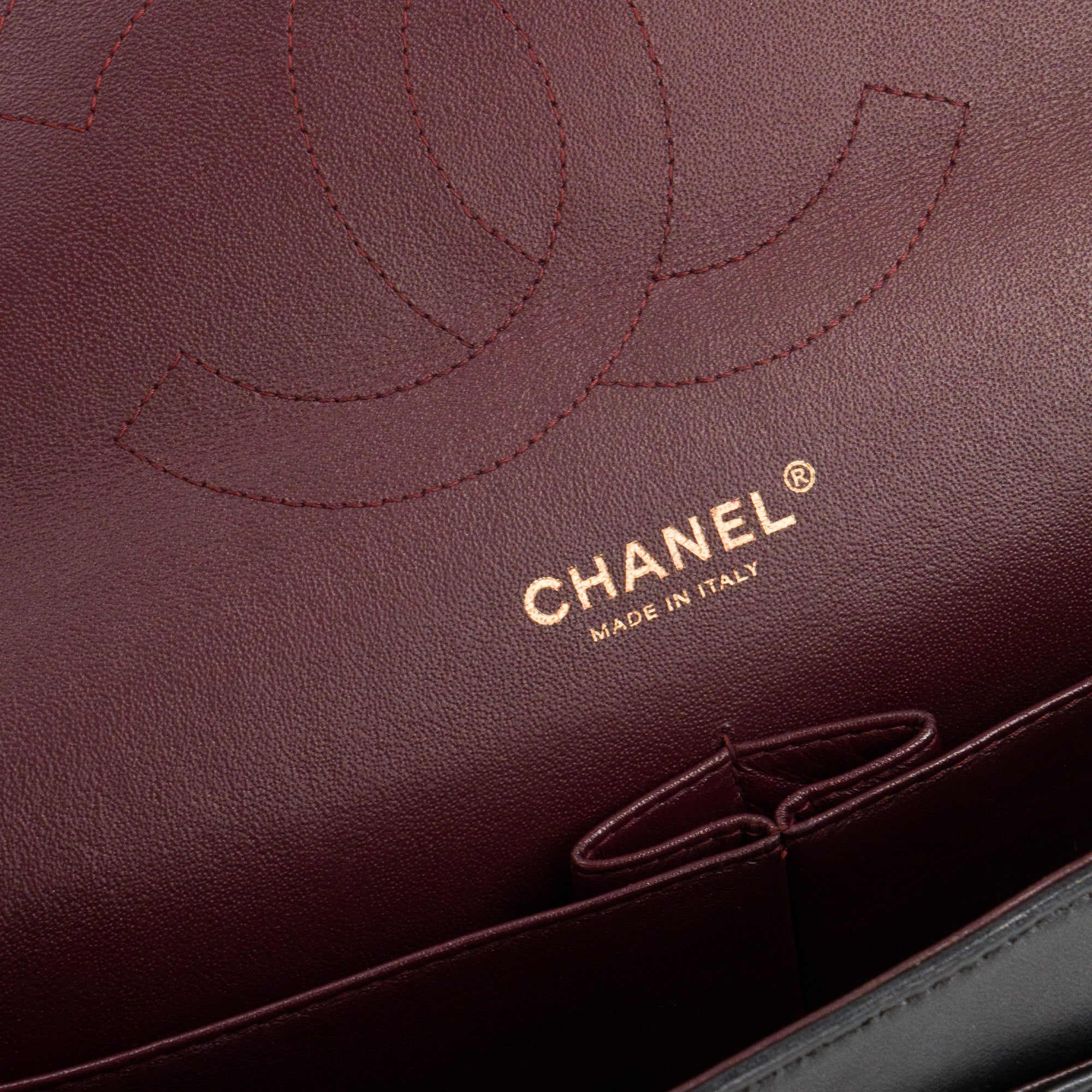 CHANEL - Sac à bandoulière Classique/Timeless Jumbo Chanel en cuir lisse noir