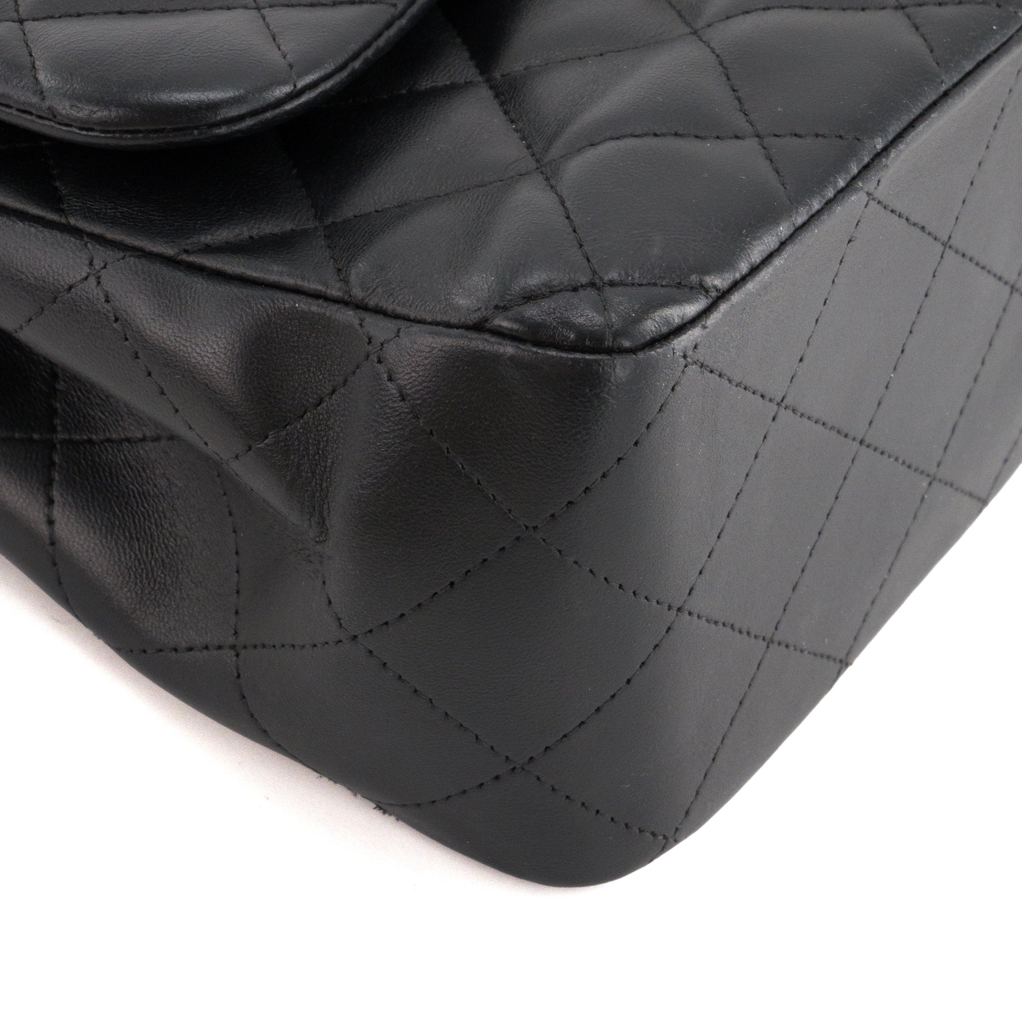 CHANEL - Sac à bandoulière Classique/Timeless Jumbo Chanel en cuir lisse noir