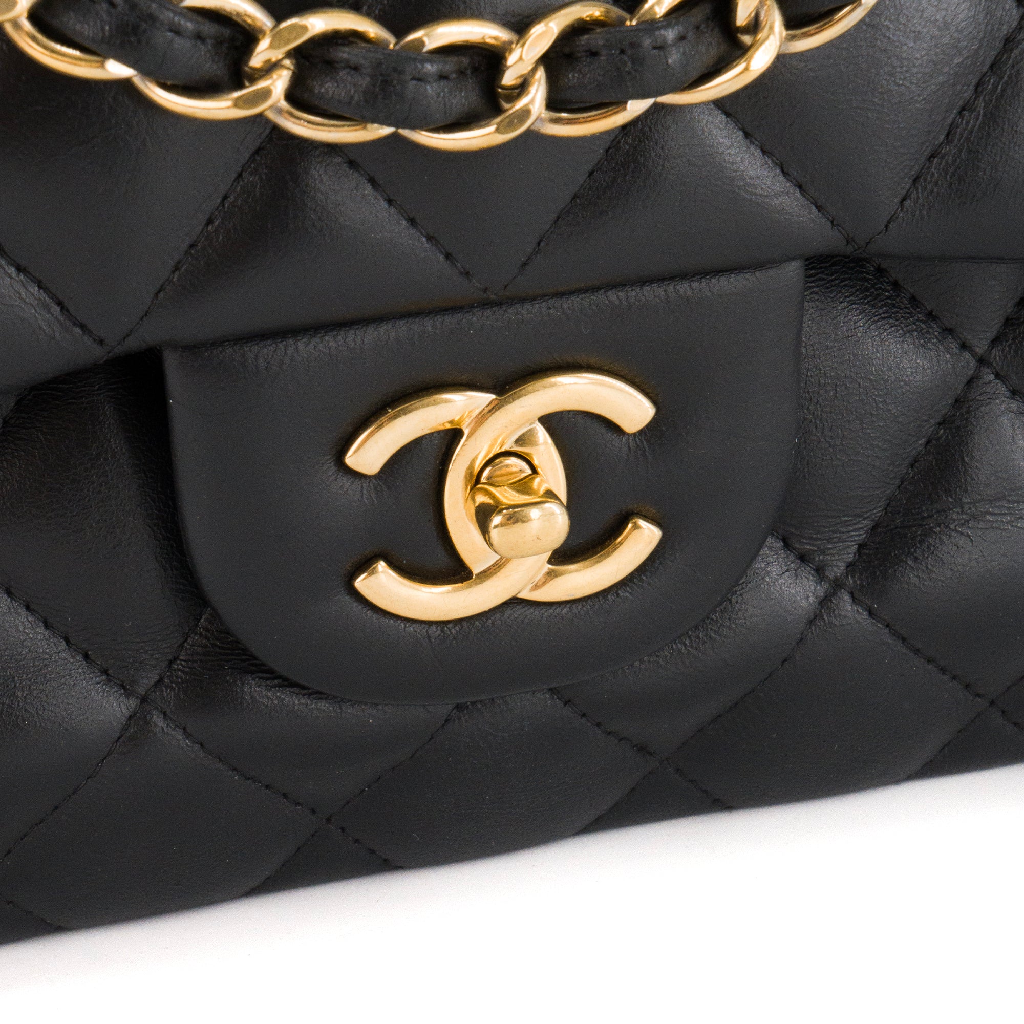 CHANEL - Sac à bandoulière Classique/Timeless Jumbo Chanel en cuir lisse noir