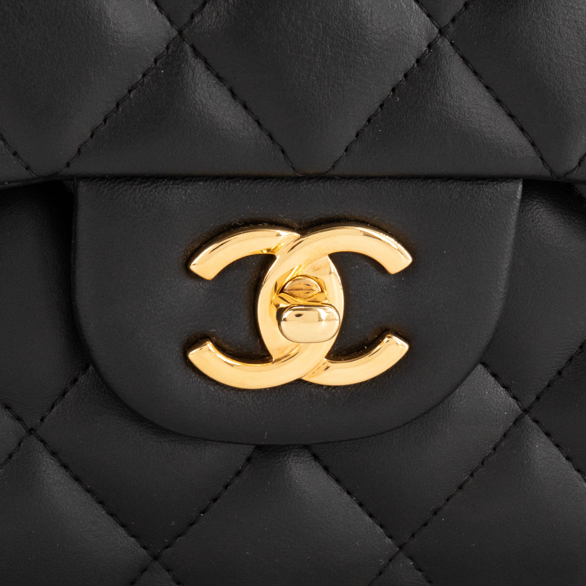 CHANEL - Sac à bandoulière Classique/Timeless Jumbo Chanel en cuir lisse noir