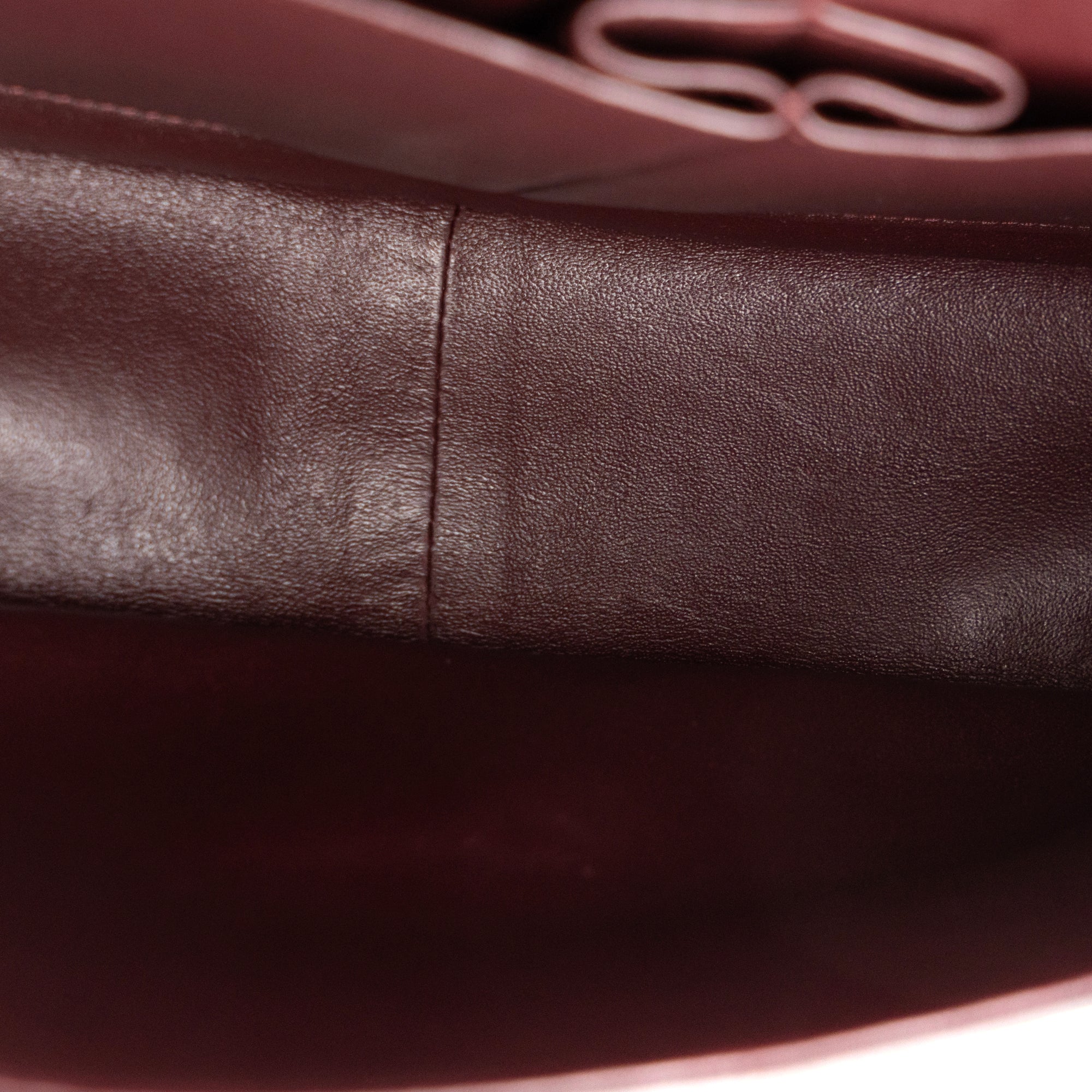CHANEL - Sac à bandoulière Classique/Timeless Jumbo Chanel en cuir lisse noir