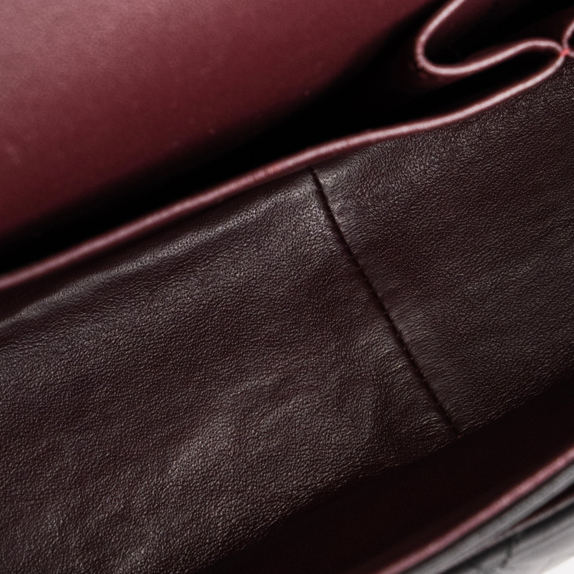 CHANEL - Sac à bandoulière Classique/Timeless Jumbo Chanel en cuir lisse noir