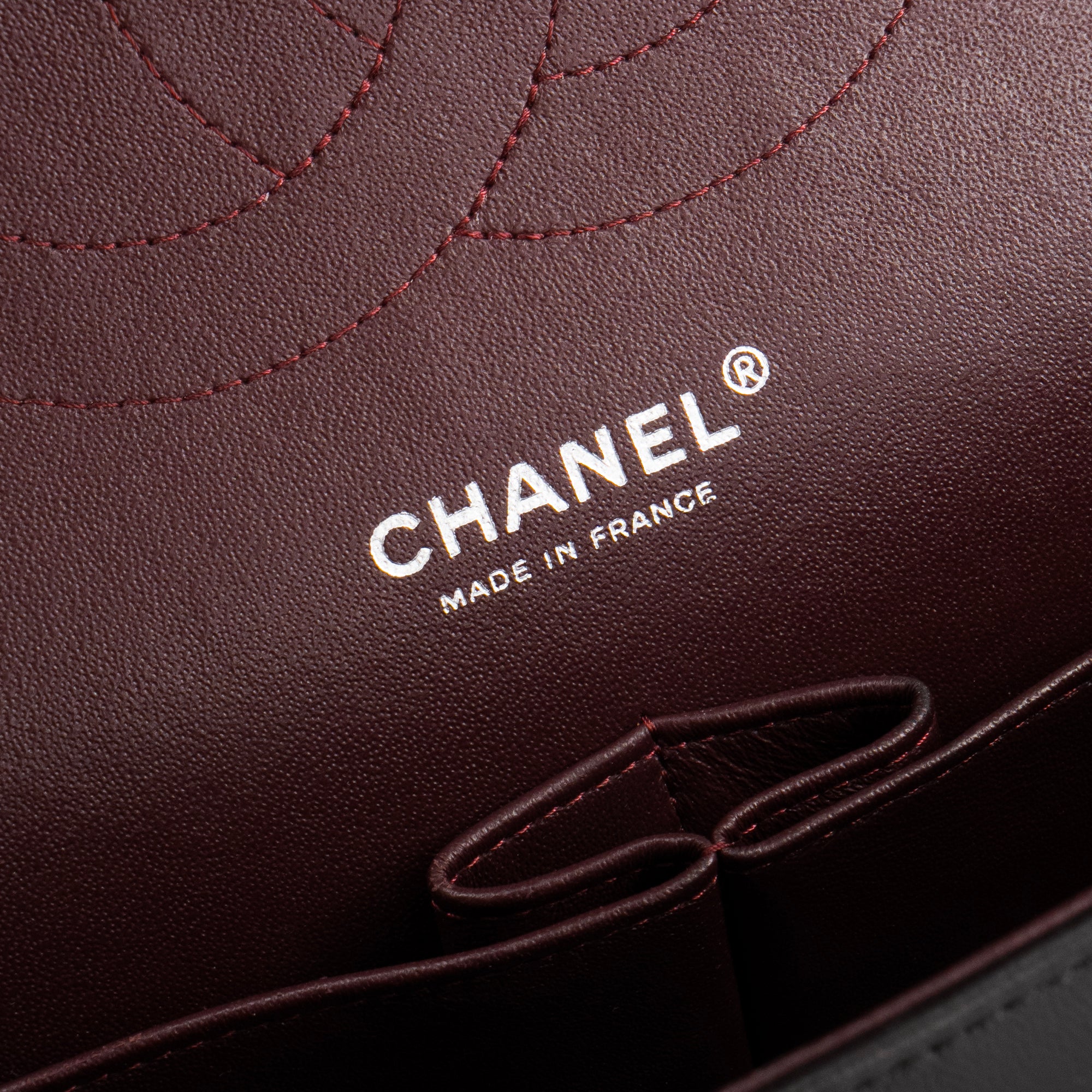 CHANEL - Sac à bandoulière Classique/Timeless Jumbo Chanel en cuir lisse noir