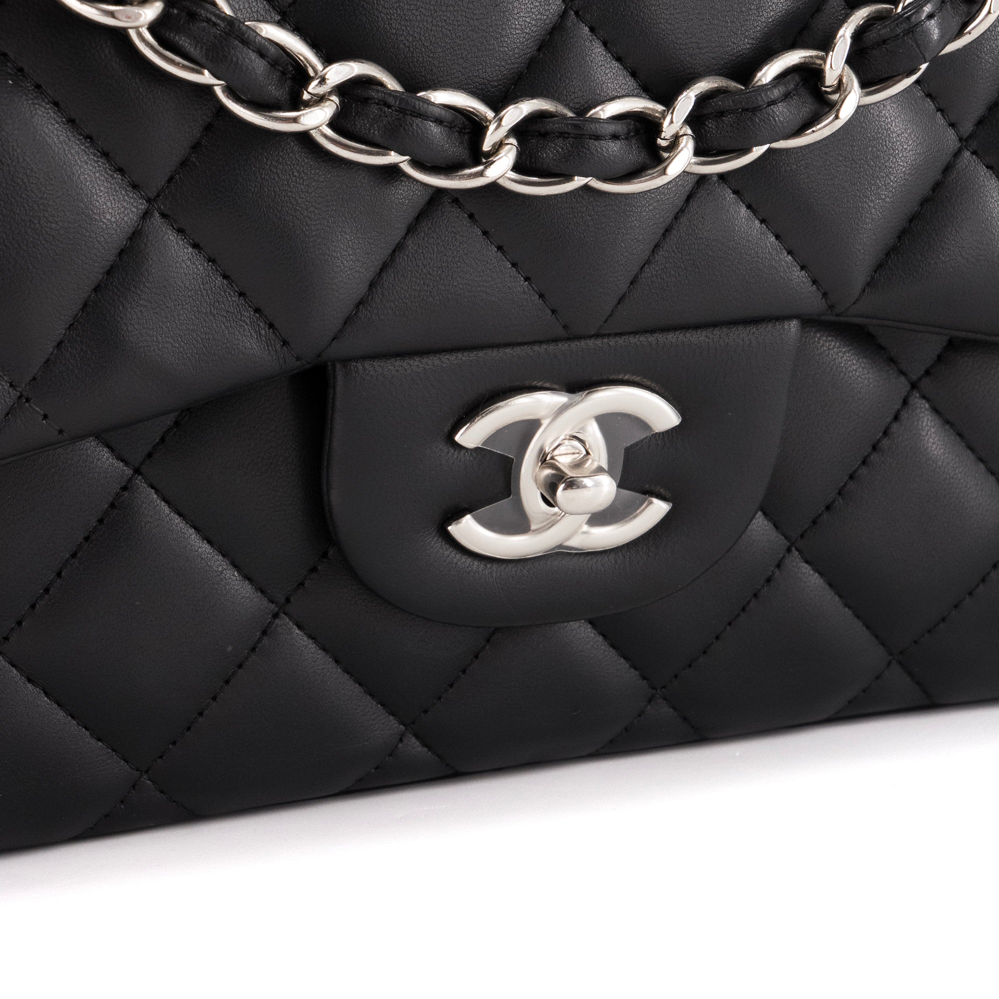 CHANEL - Sac à bandoulière Classique/Timeless Jumbo Chanel en cuir lisse noir