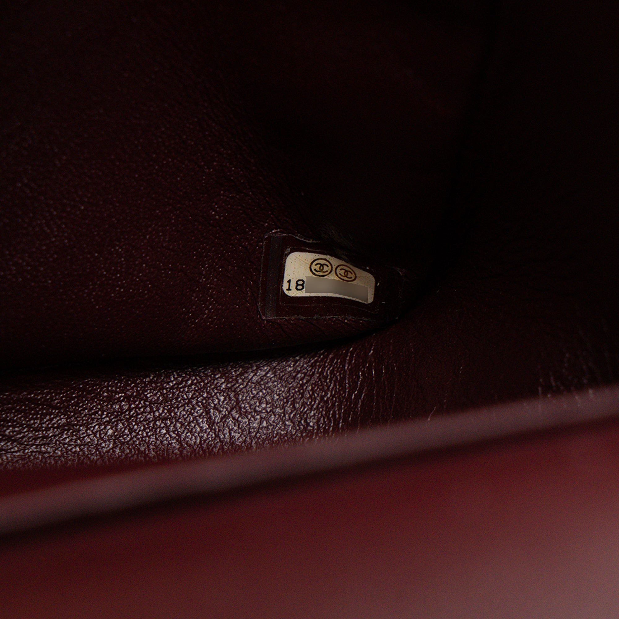 CHANEL - Sac à bandoulière Classique/Timeless Jumbo Chanel en cuir lisse noir