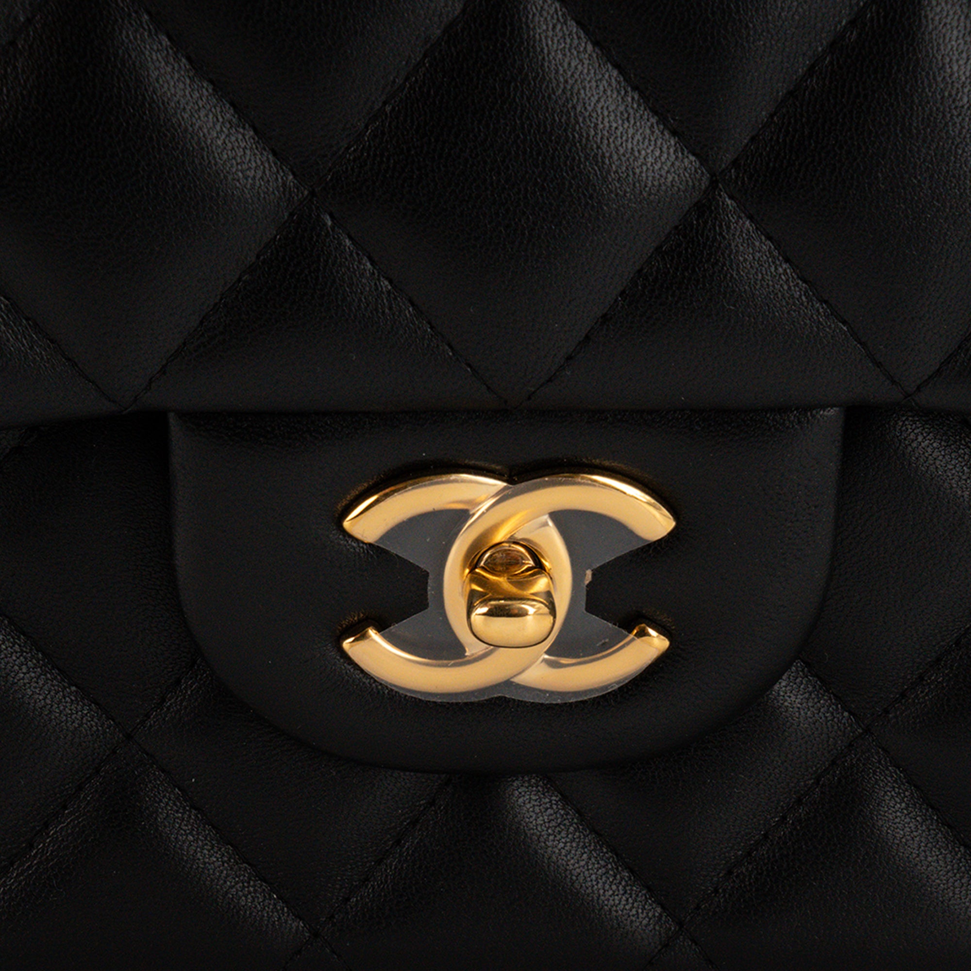 CHANEL - Sac à bandoulière Classique/Timeless Jumbo Chanel en cuir lisse noir
