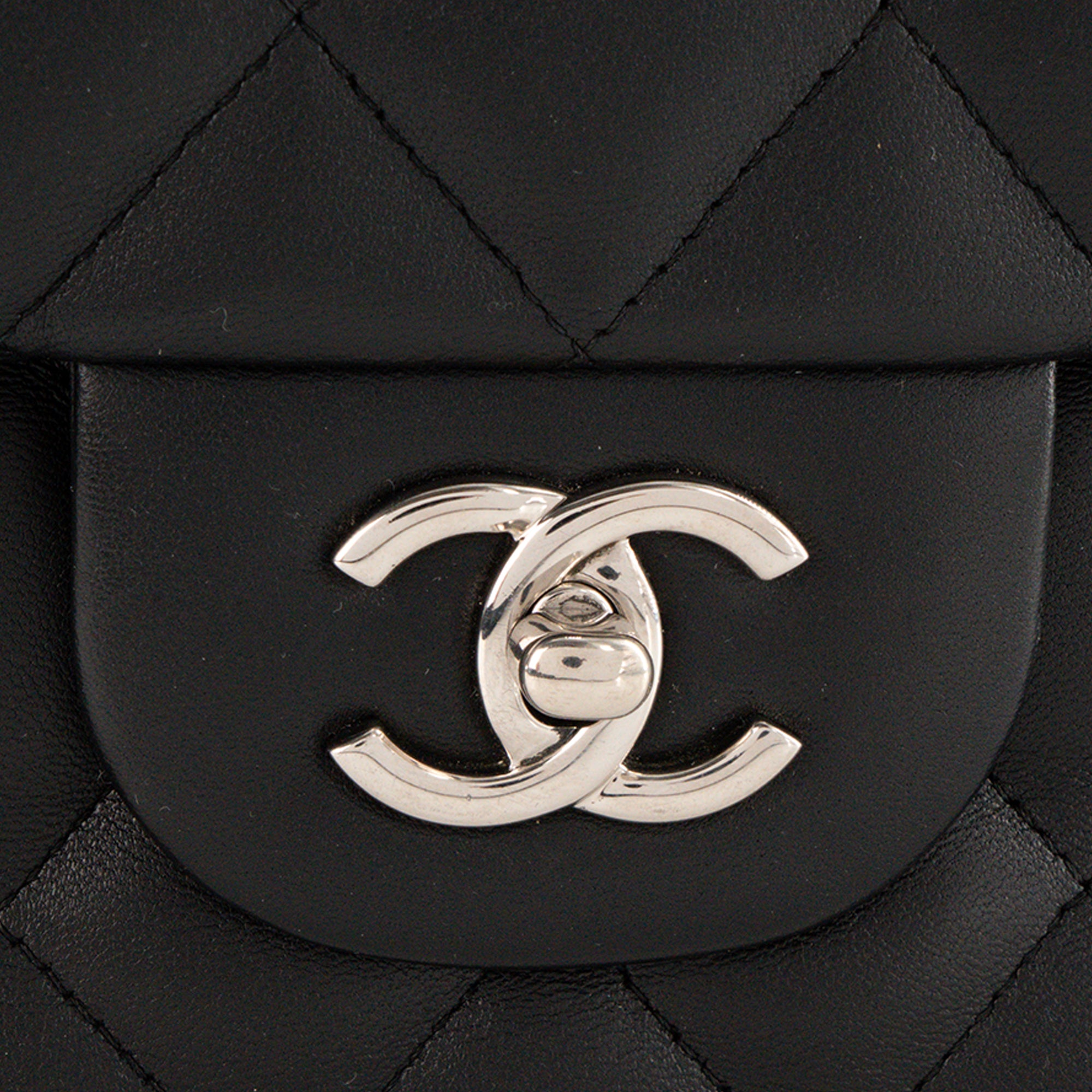 CHANEL - Sac à bandoulière Classique/Timeless Jumbo Chanel en cuir lisse noir