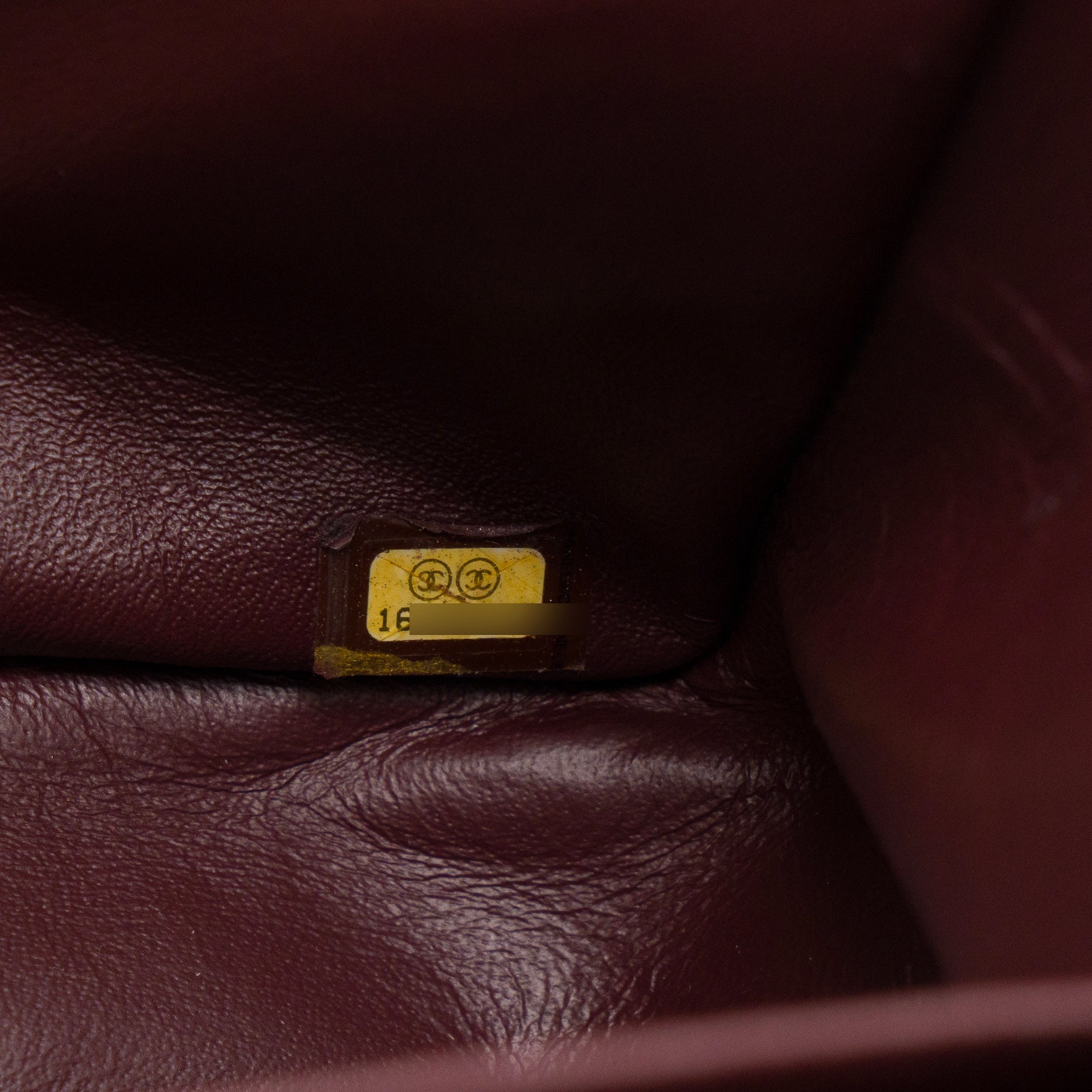 CHANEL - Sac à bandoulière Classique/Timeless Jumbo Chanel en cuir lisse noir