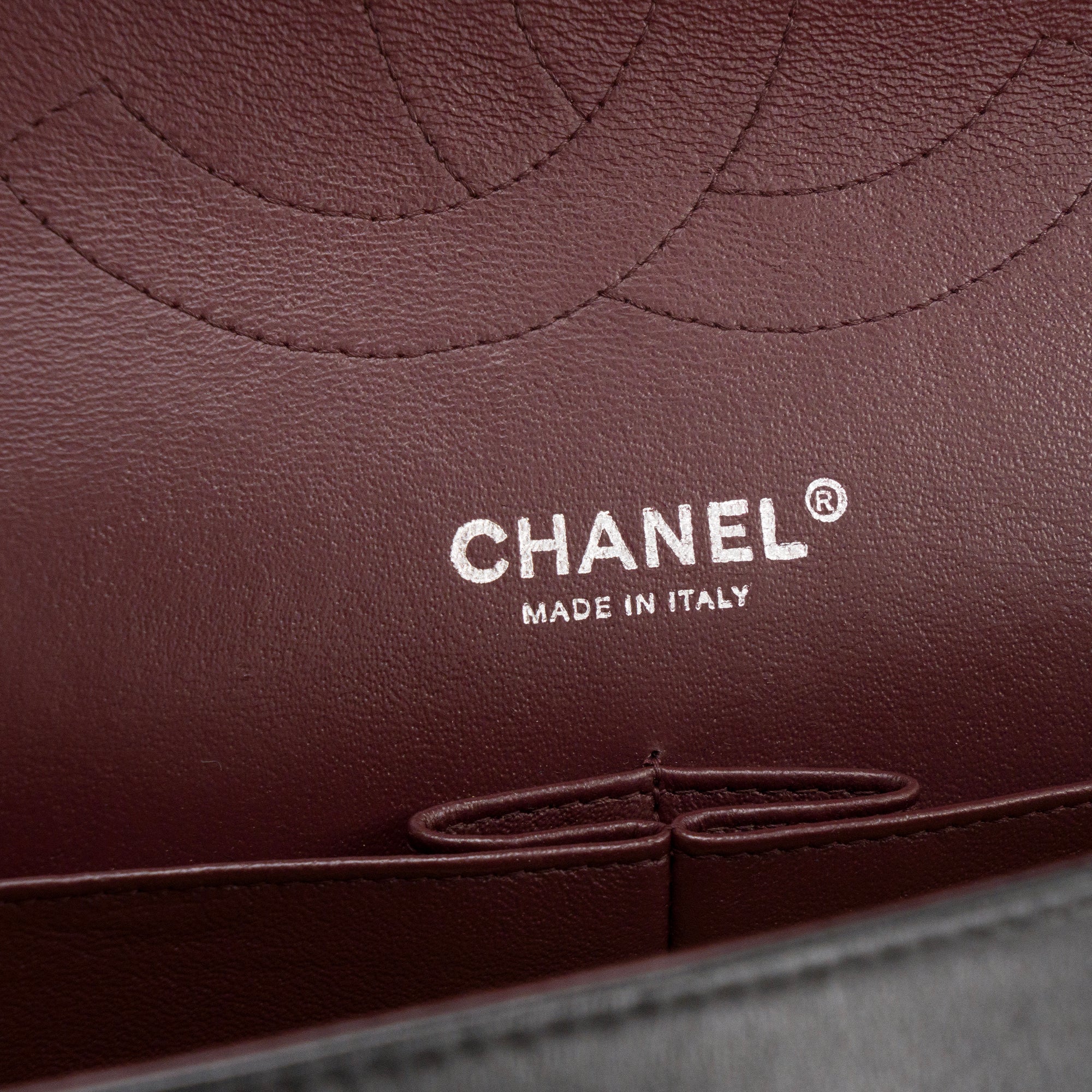 CHANEL - Sac à bandoulière Classique/Timeless Jumbo Chanel en cuir lisse noir