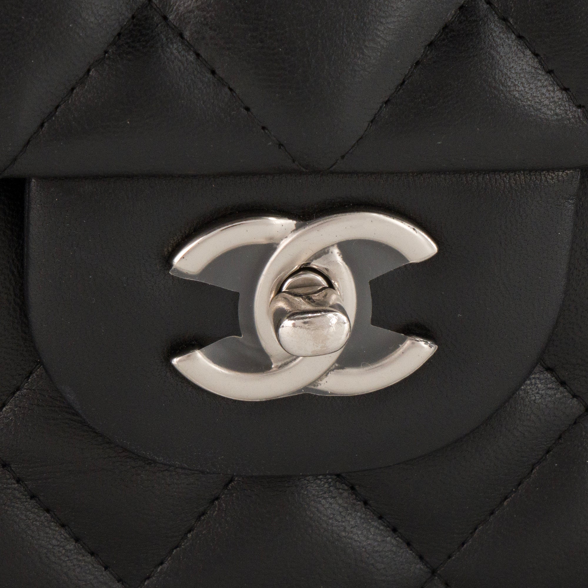 CHANEL - Sac à bandoulière Classique/Timeless Jumbo Chanel en cuir lisse noir