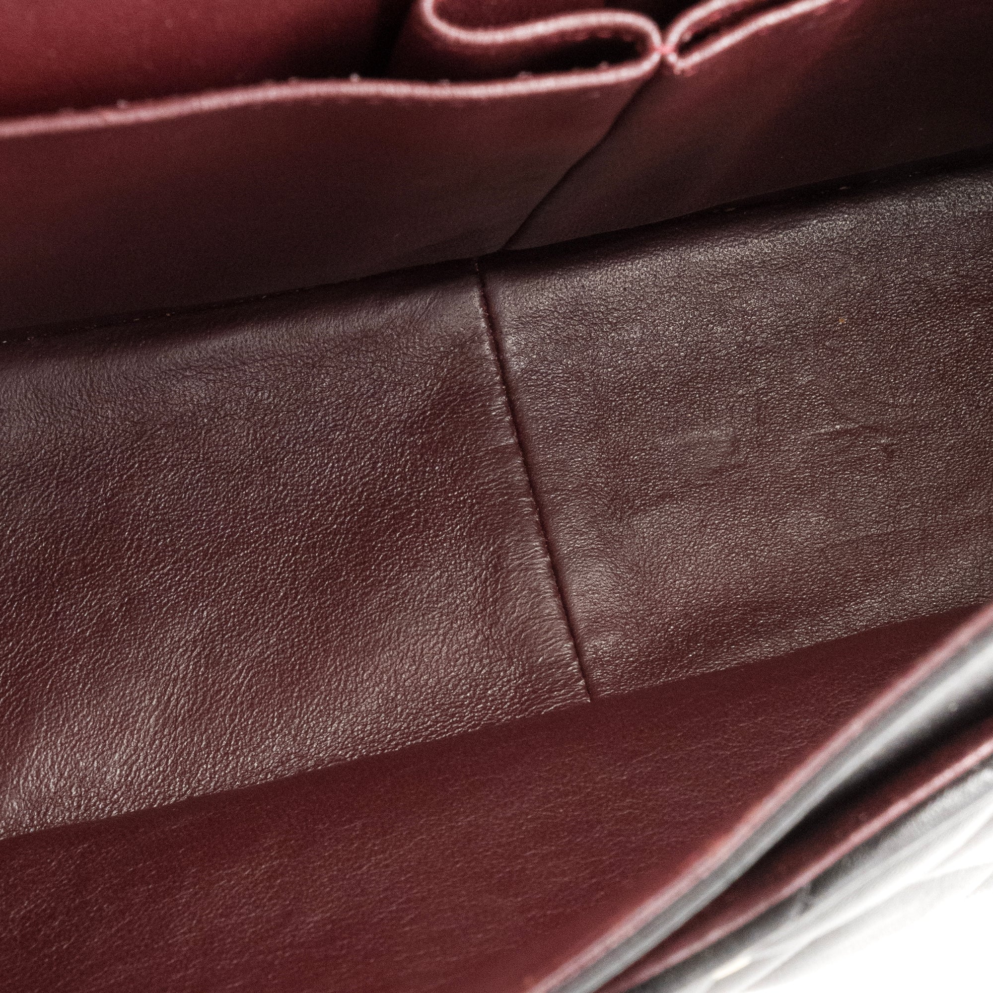 CHANEL - Sac à bandoulière Classique/Timeless Jumbo Chanel en cuir lisse noir