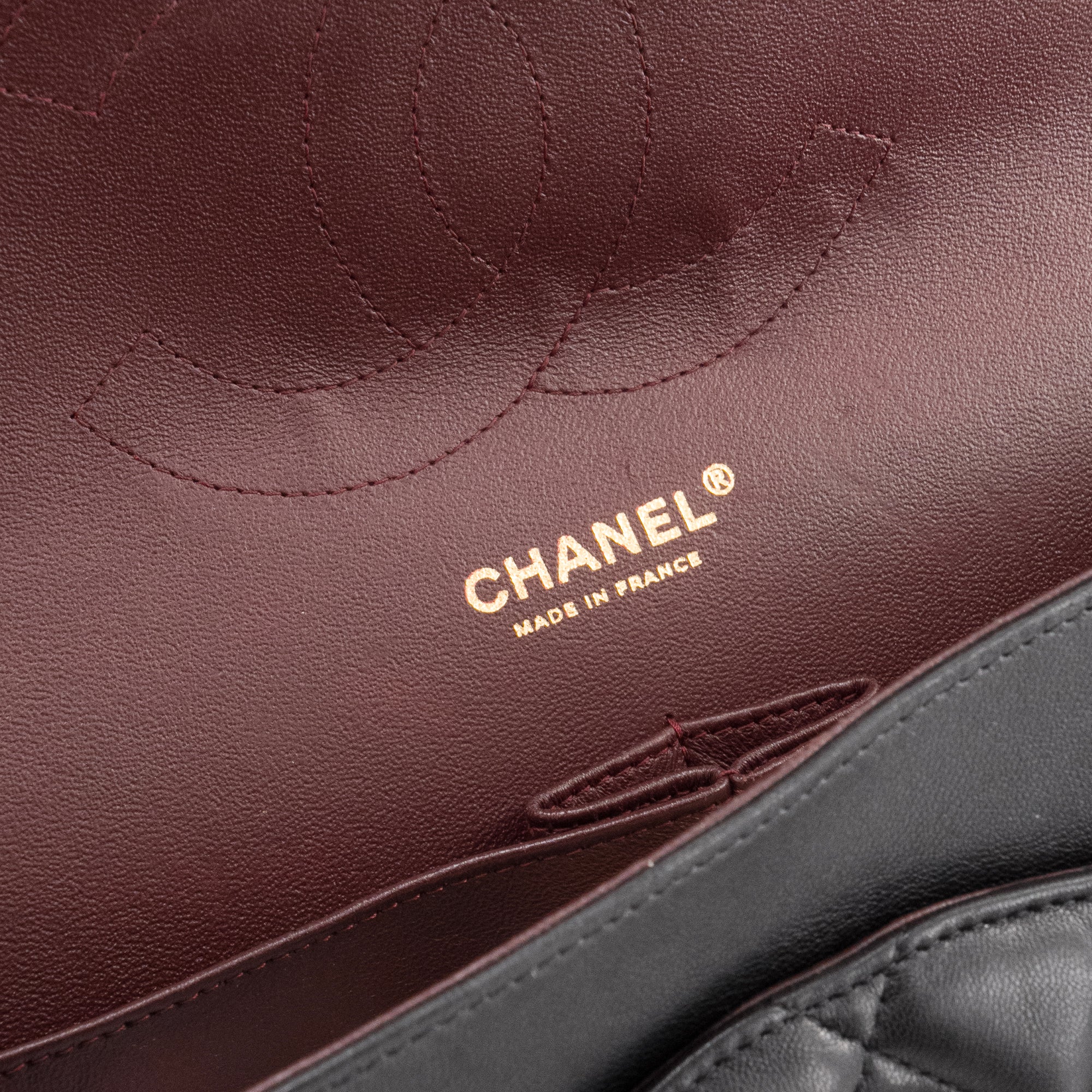 CHANEL - Sac à bandoulière Classique/Timeless Jumbo Chanel en cuir lisse noir