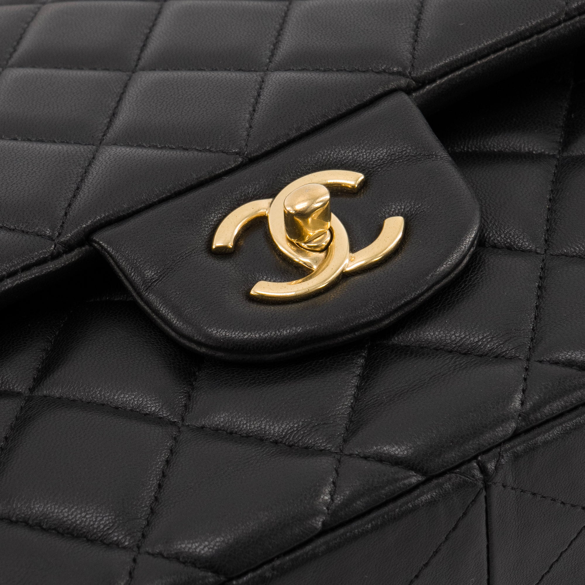 CHANEL - Sac à bandoulière Classique/Timeless Jumbo Chanel en cuir lisse noir