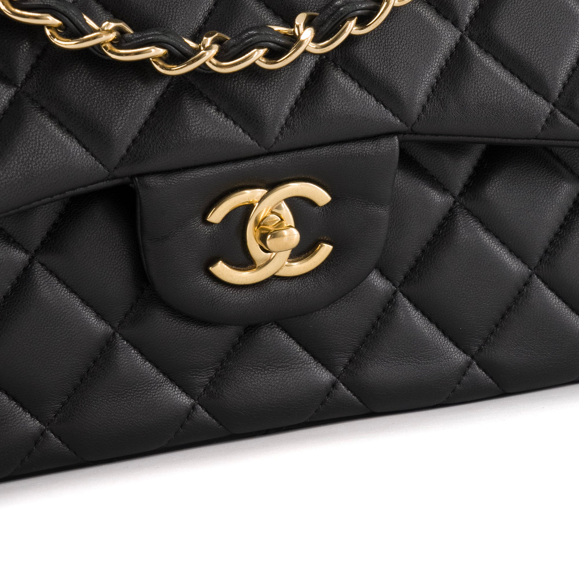 CHANEL - Sac à bandoulière Classique/Timeless Jumbo Chanel en cuir lisse noir