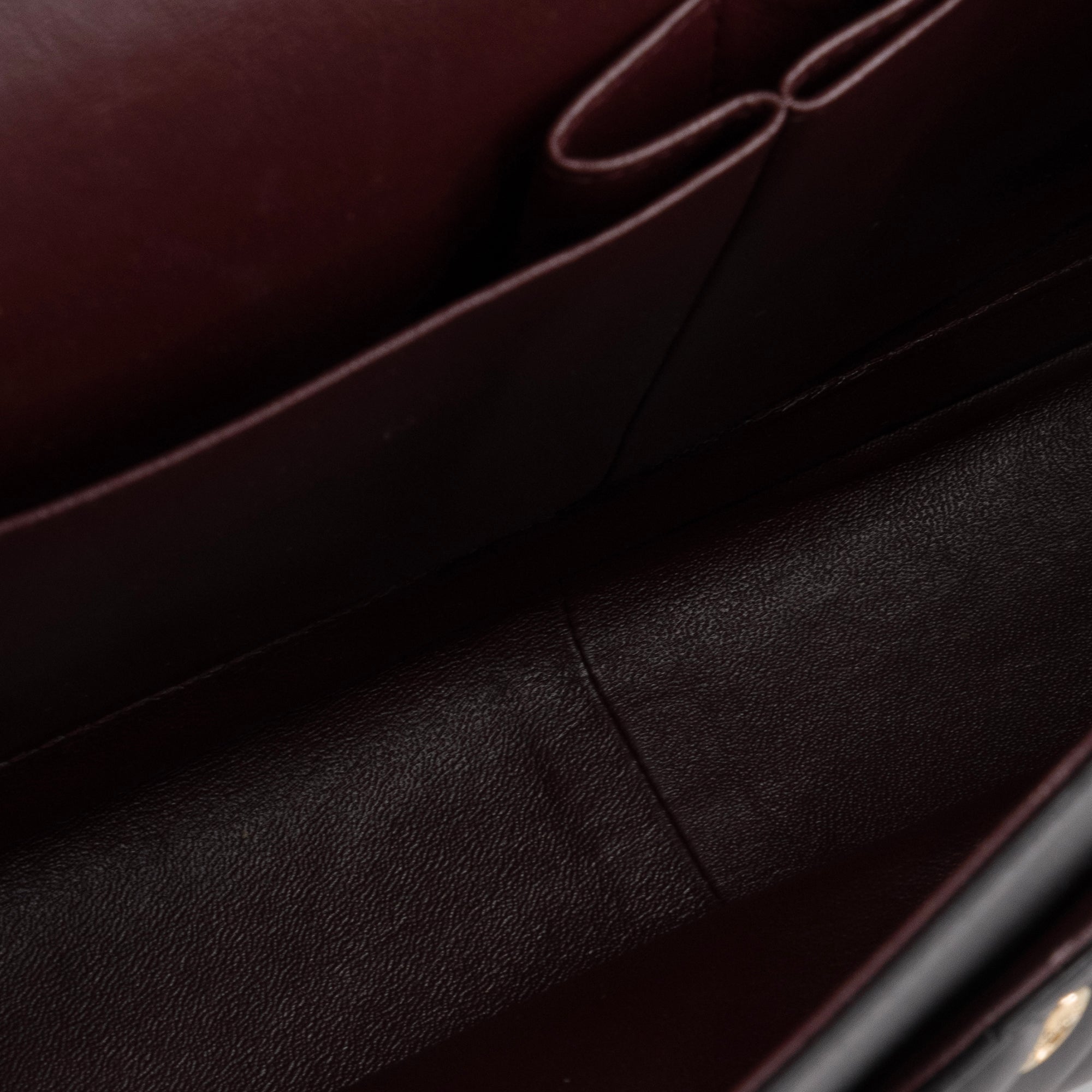 CHANEL - Sac à bandoulière Classique/Timeless Jumbo Chanel en cuir lisse noir