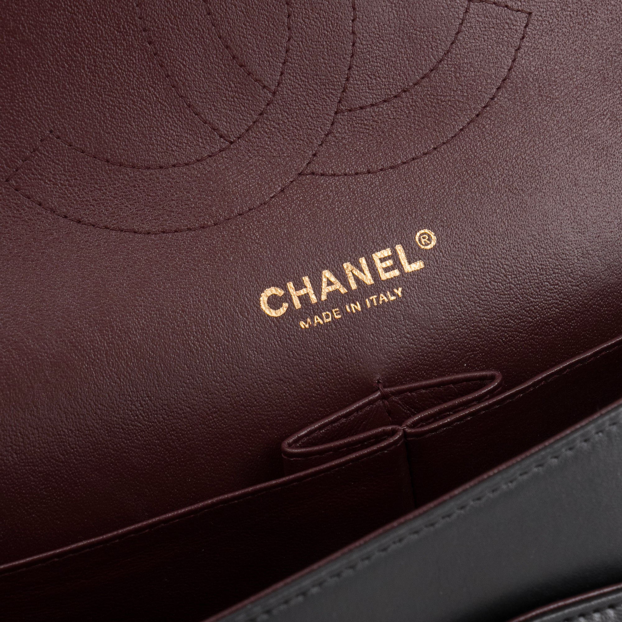 CHANEL - Sac à bandoulière Classique/Timeless Jumbo Chanel en cuir lisse noir