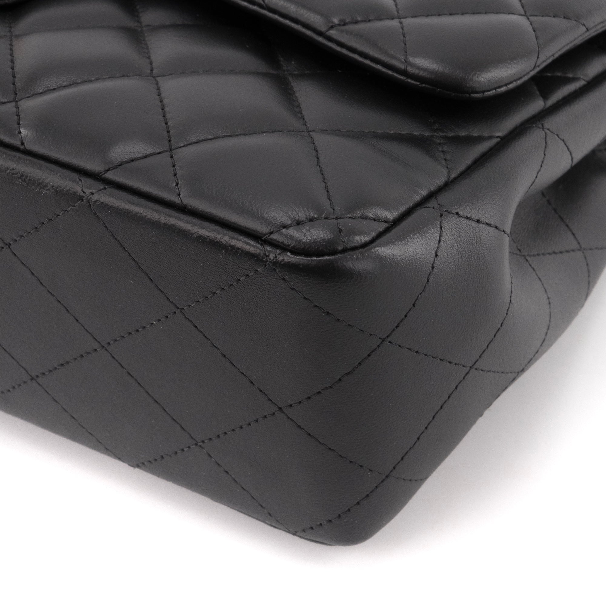 CHANEL - Sac à bandoulière Classique/Timeless Jumbo Chanel en cuir lisse noir