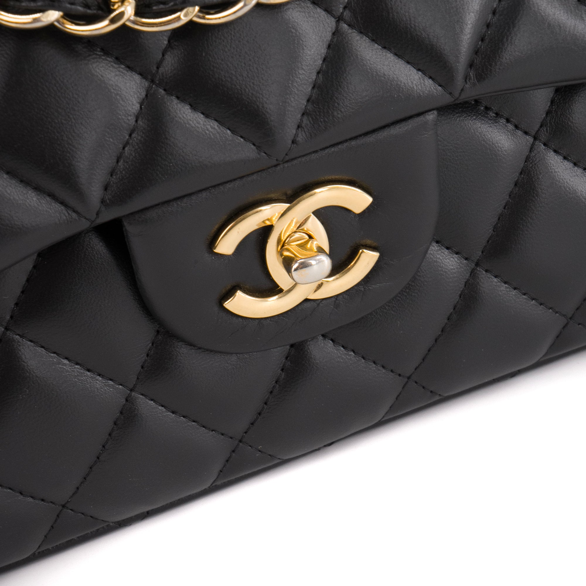 CHANEL - Sac à bandoulière Classique/Timeless Jumbo Chanel en cuir lisse noir