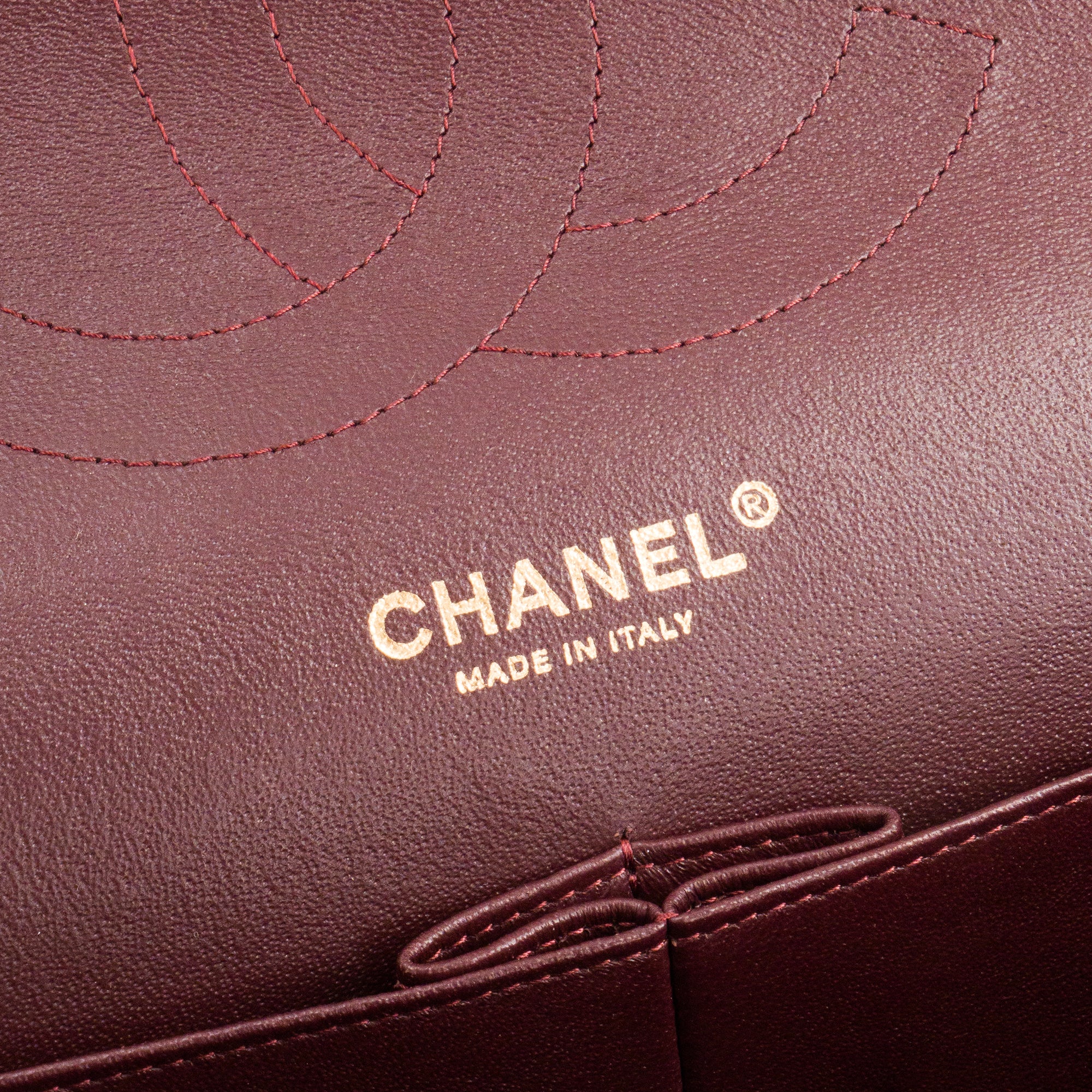 CHANEL - Sac à bandoulière Classique/Timeless Jumbo Chanel en cuir lisse noir