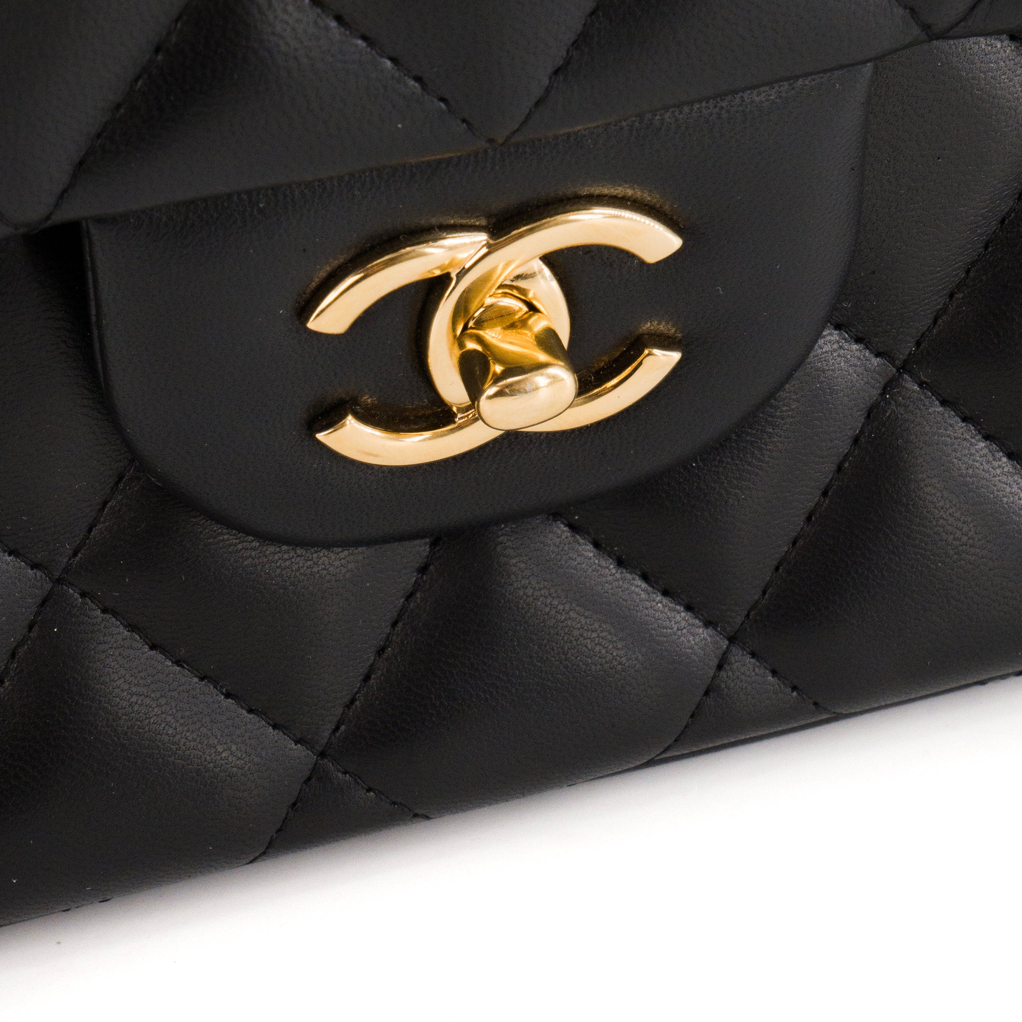 CHANEL - Sac à bandoulière Classique/Timeless Jumbo Chanel en cuir lisse noir