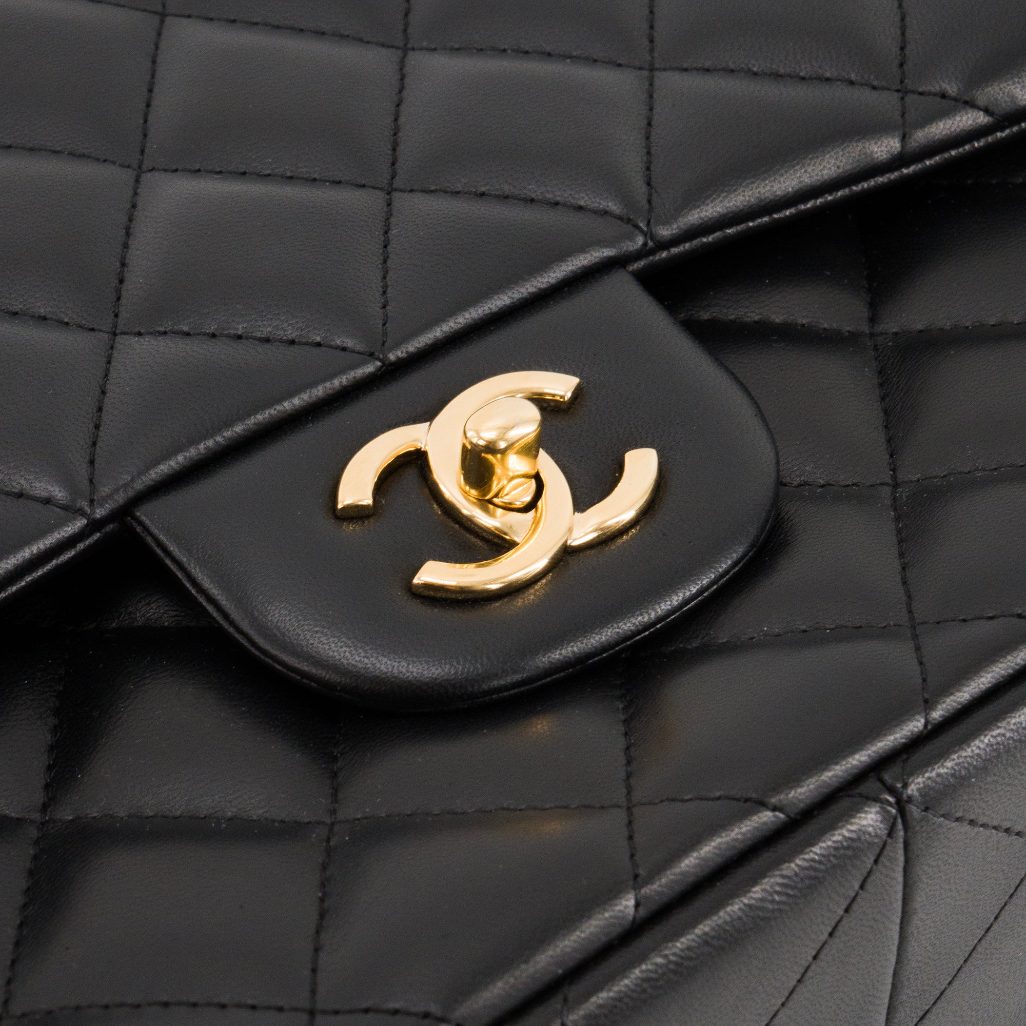 CHANEL - Sac à bandoulière Classique/Timeless Jumbo Chanel en cuir lisse noir