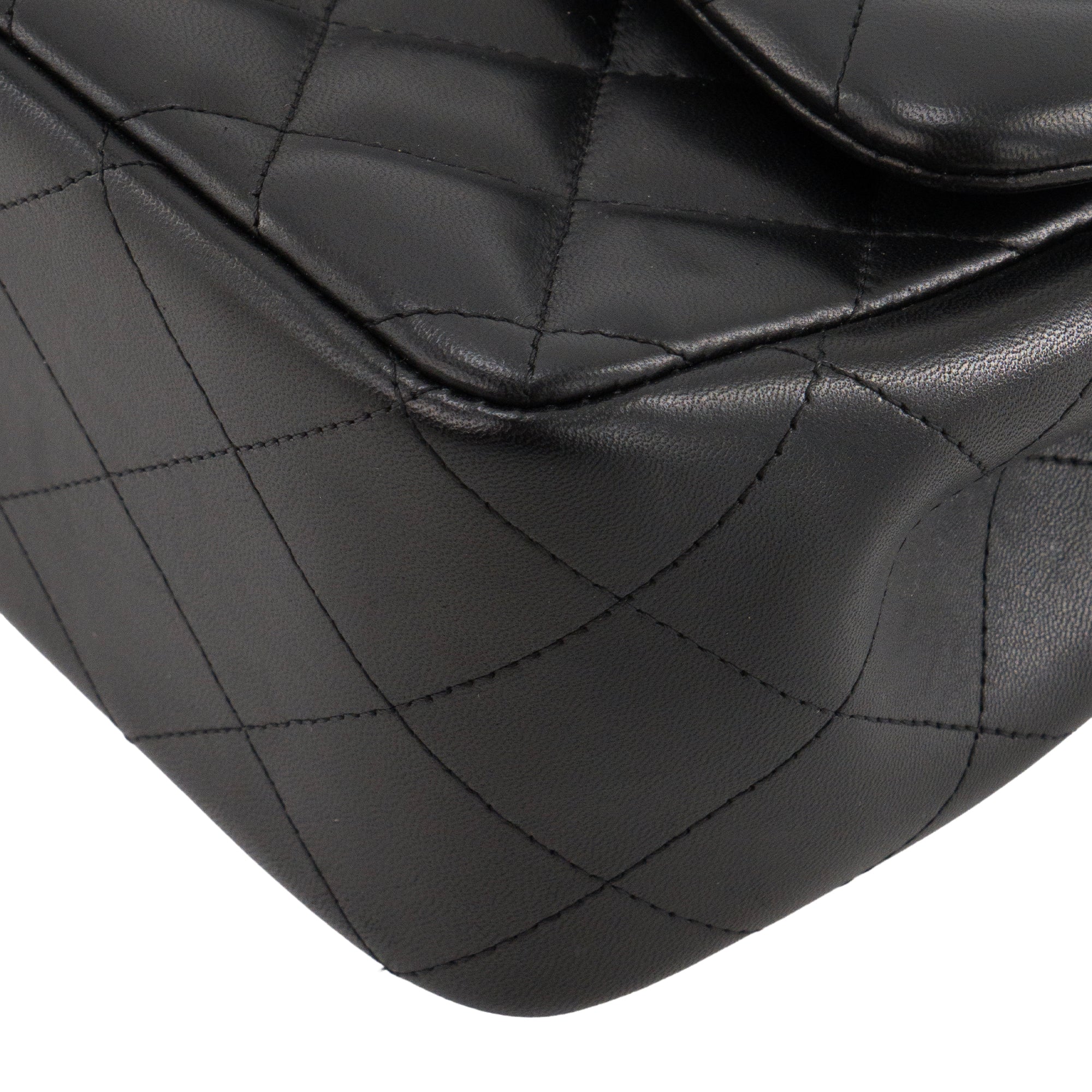 CHANEL - Sac à bandoulière Classique/Timeless Jumbo Chanel en cuir lisse noir