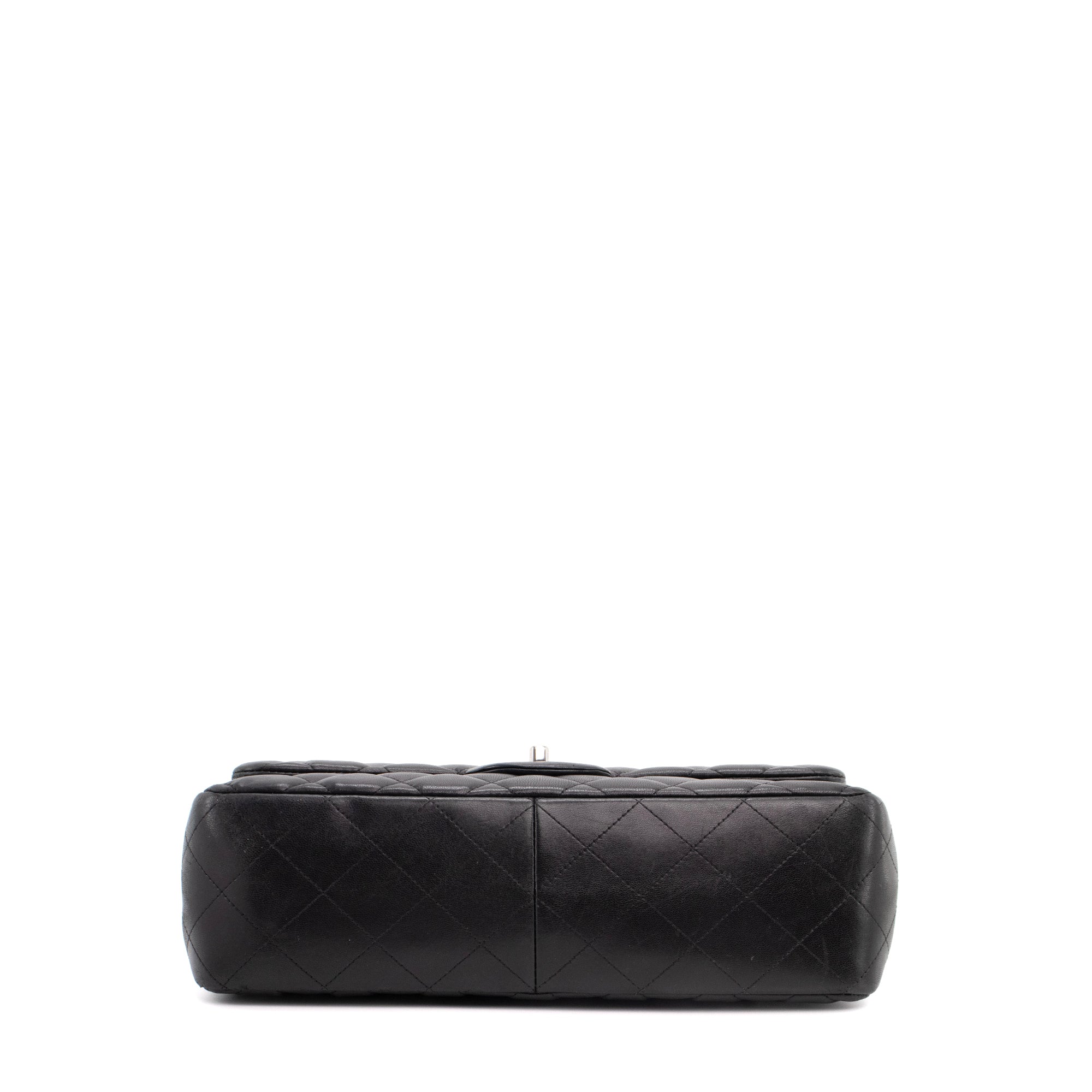 CHANEL - Chanel Classic/Timeless Jumbo shoulder bag in black smooth leather