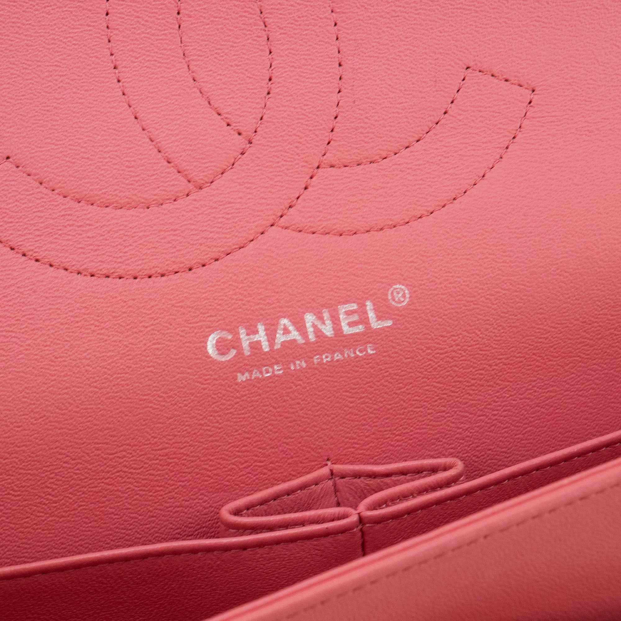 CHANEL - Sac à bandoulière Classique/Timeless Jumbo Chanel en cuir lisse rose