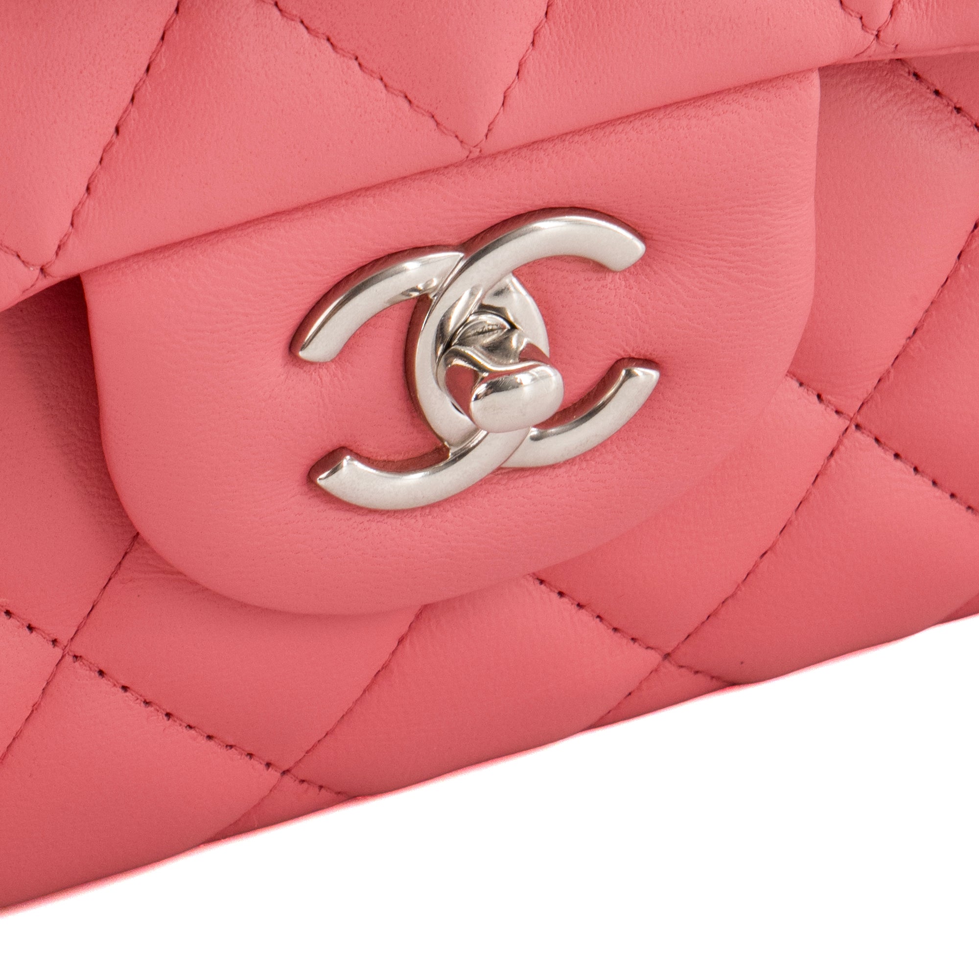 CHANEL - Sac à bandoulière Classique/Timeless Jumbo Chanel en cuir lisse rose