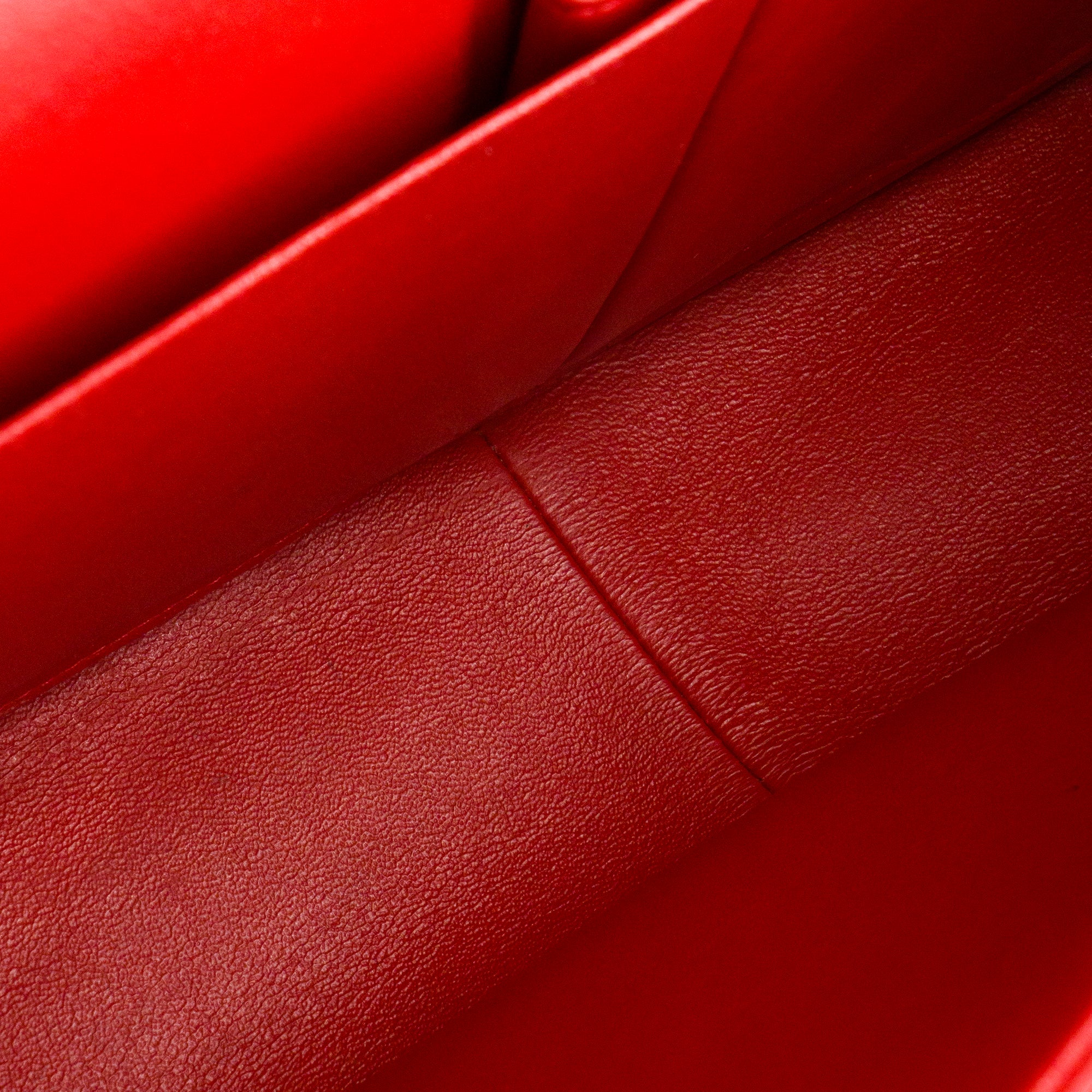 CHANEL - Sac à bandoulière Classique/Timeless Jumbo Chanel en cuir lisse rouge