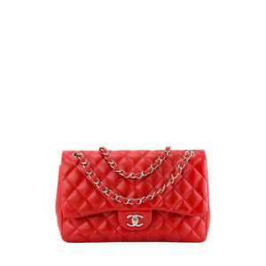 CHANEL - Sac à bandoulière Classique/Timeless Jumbo Chanel en cuir lisse rouge