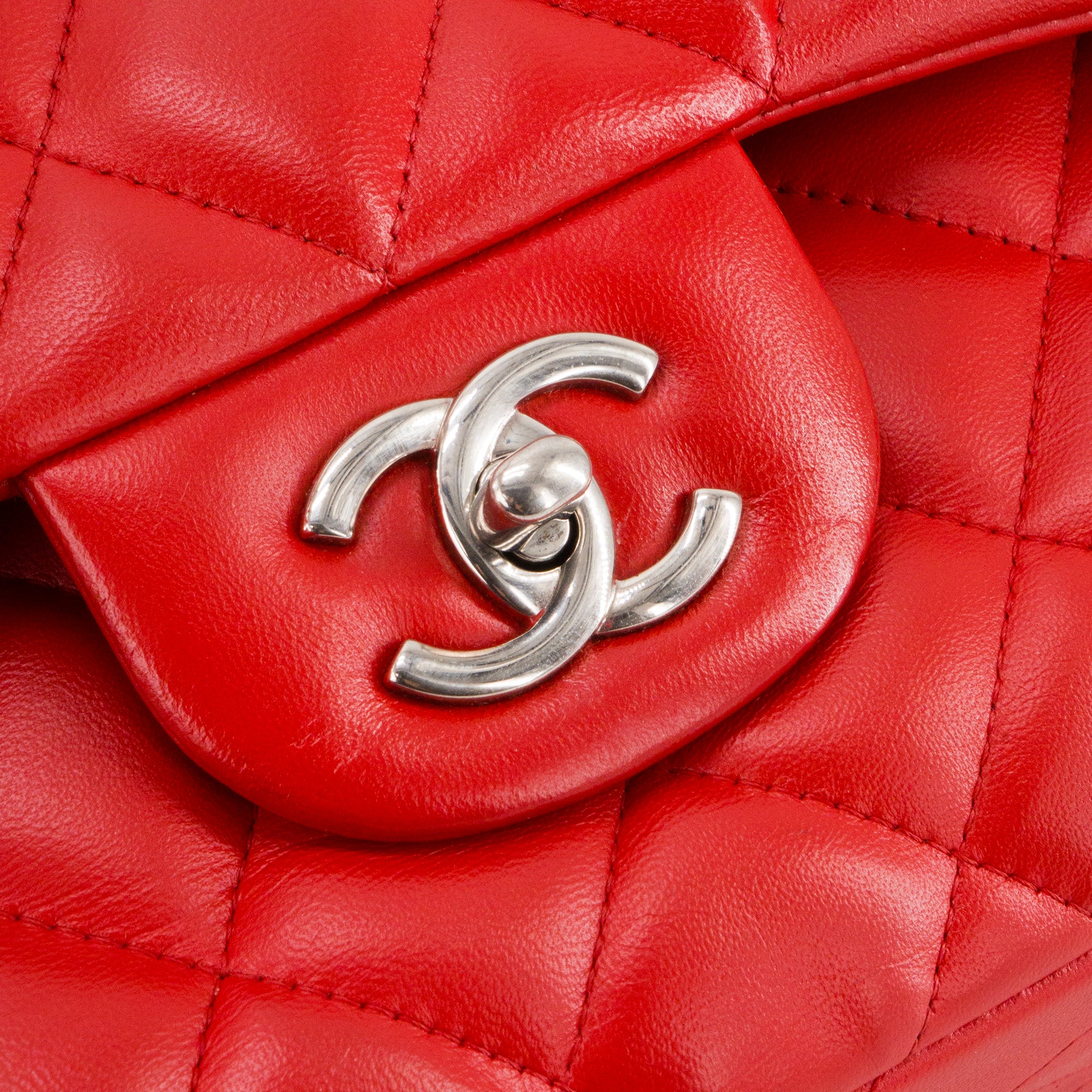 CHANEL - Sac à bandoulière Classique/Timeless Jumbo Chanel en cuir lisse rouge