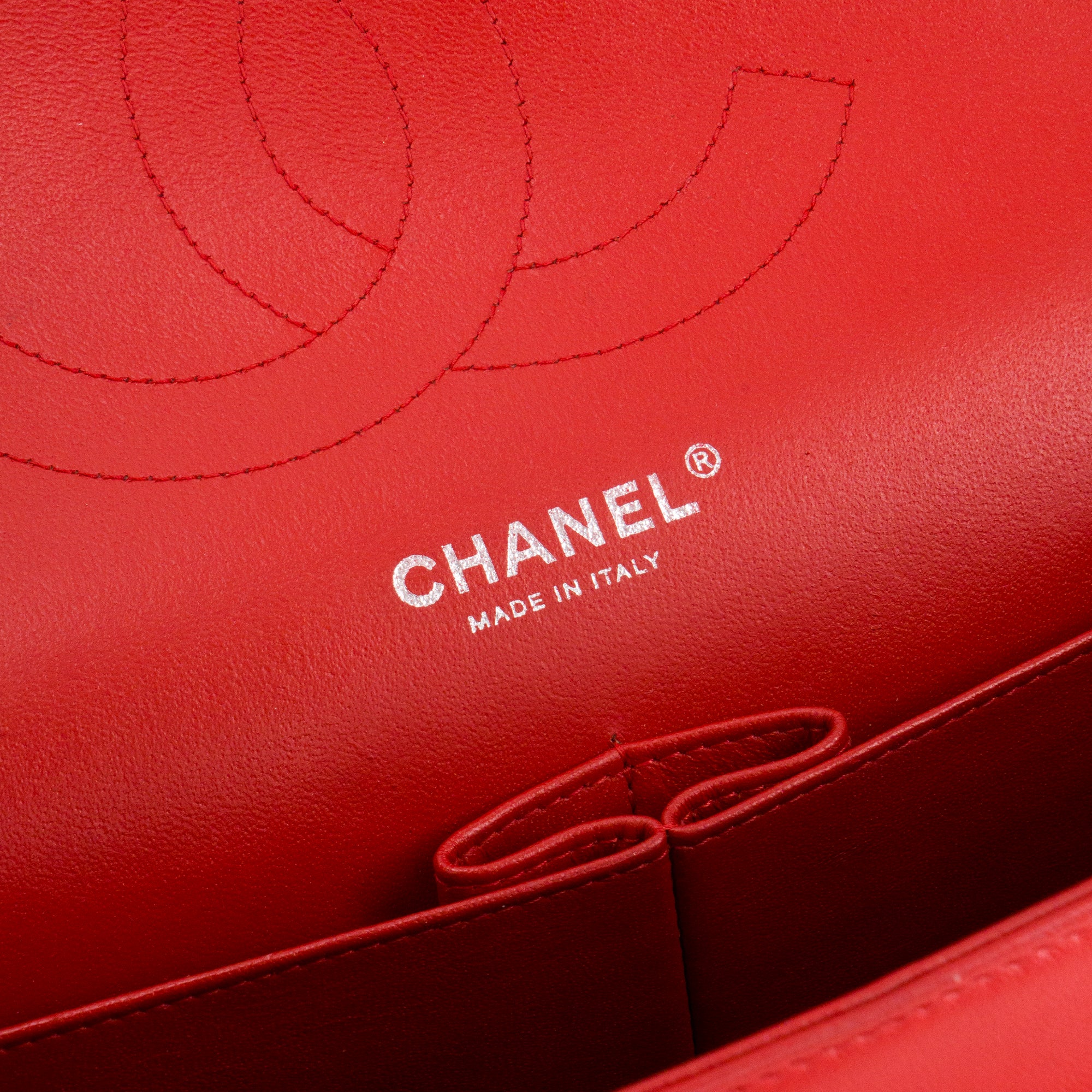 CHANEL - Sac à bandoulière Classique/Timeless Jumbo Chanel en cuir lisse rouge