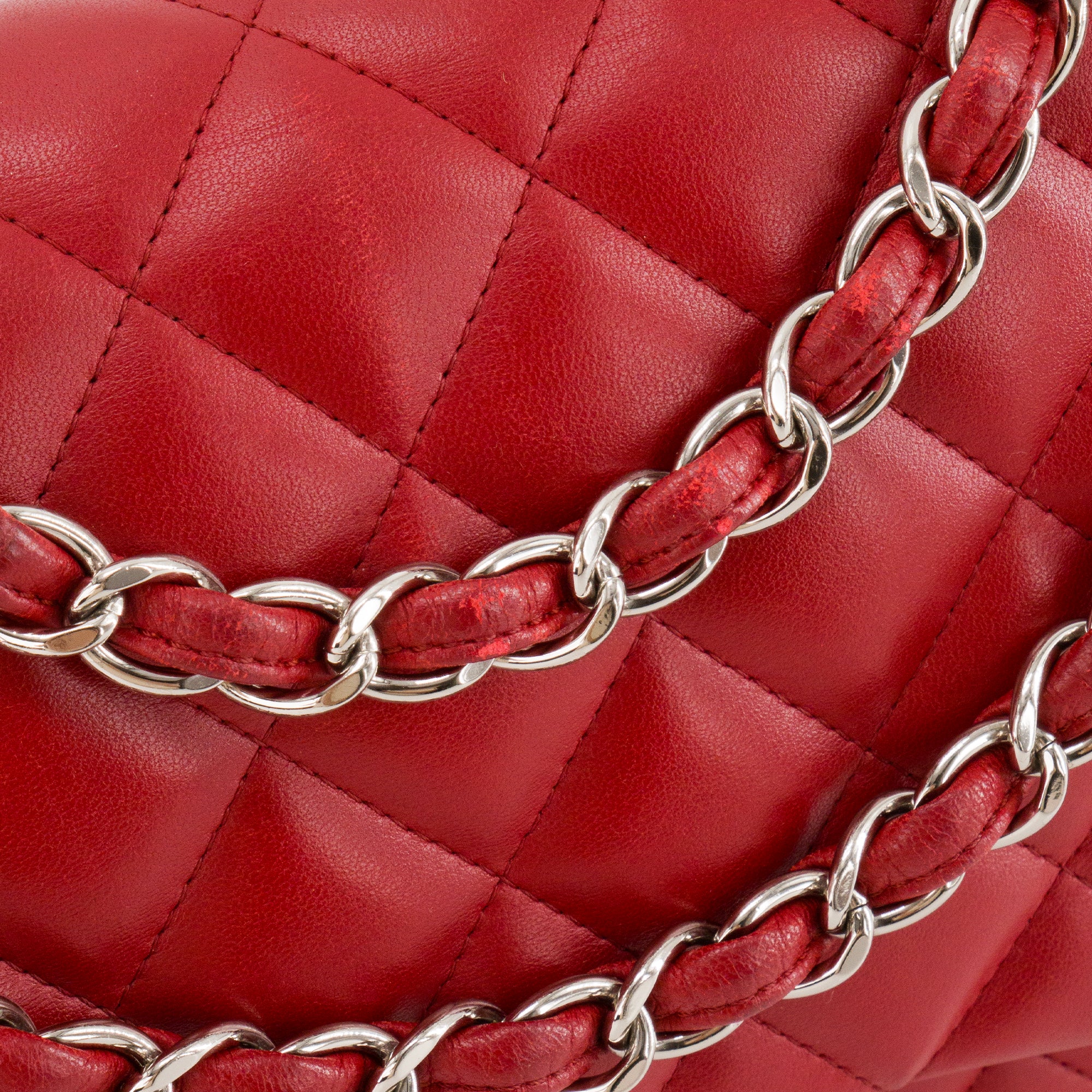 CHANEL - Sac à bandoulière Classique/Timeless Jumbo Chanel en cuir lisse rouge