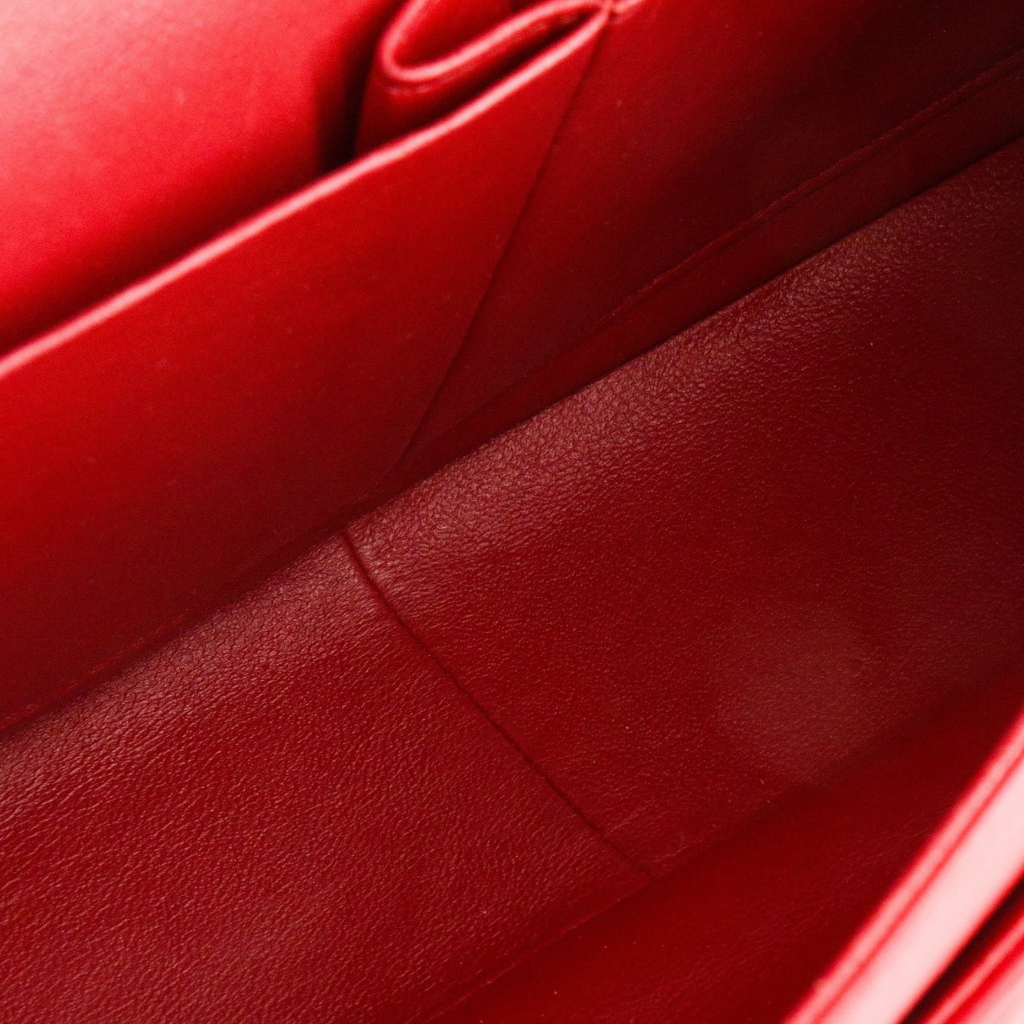 CHANEL - Sac à bandoulière Classique/Timeless Jumbo Chanel en cuir lisse rouge
