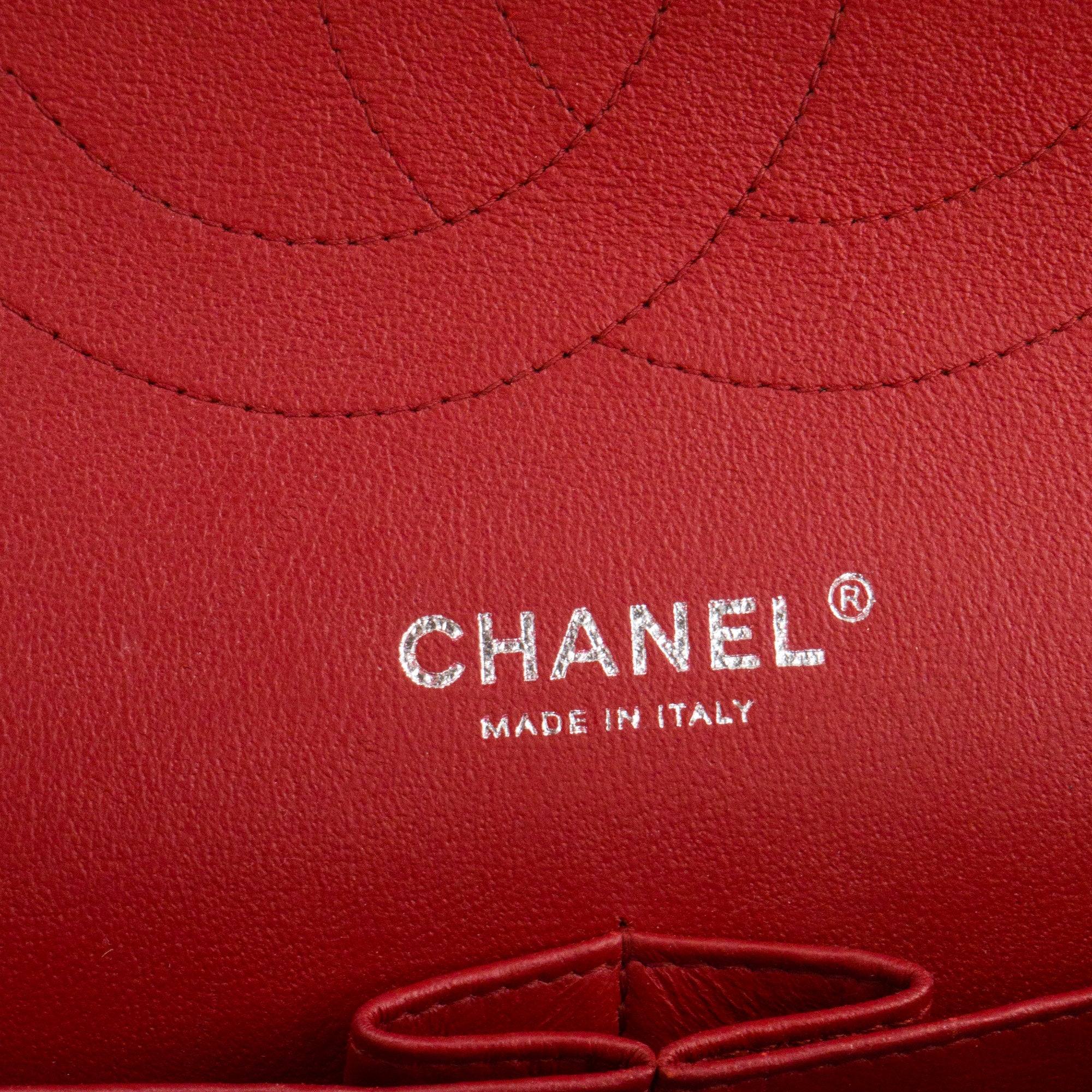 CHANEL - Sac à bandoulière Classique/Timeless Jumbo Chanel en cuir lisse rouge