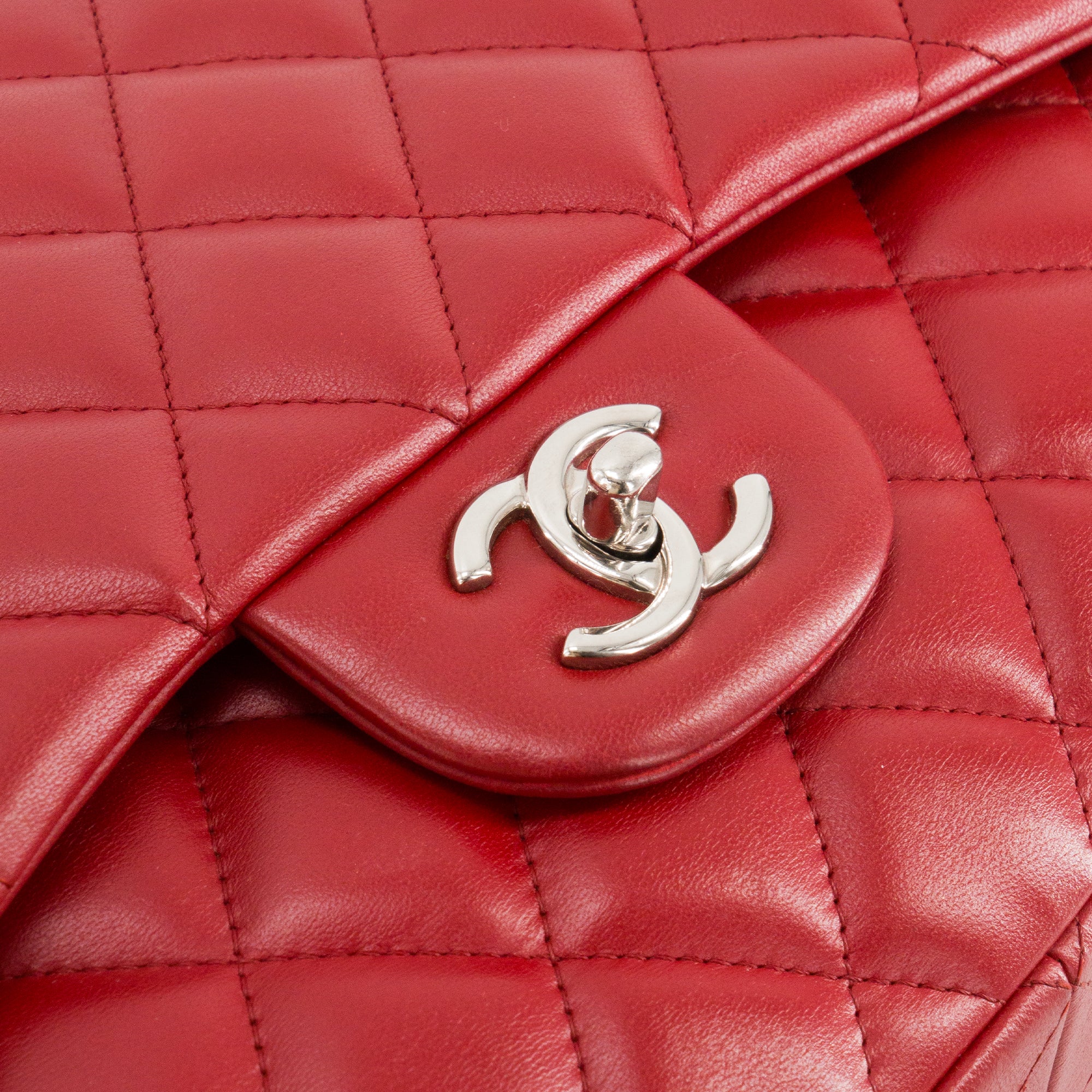 CHANEL - Sac à bandoulière Classique/Timeless Jumbo Chanel en cuir lisse rouge