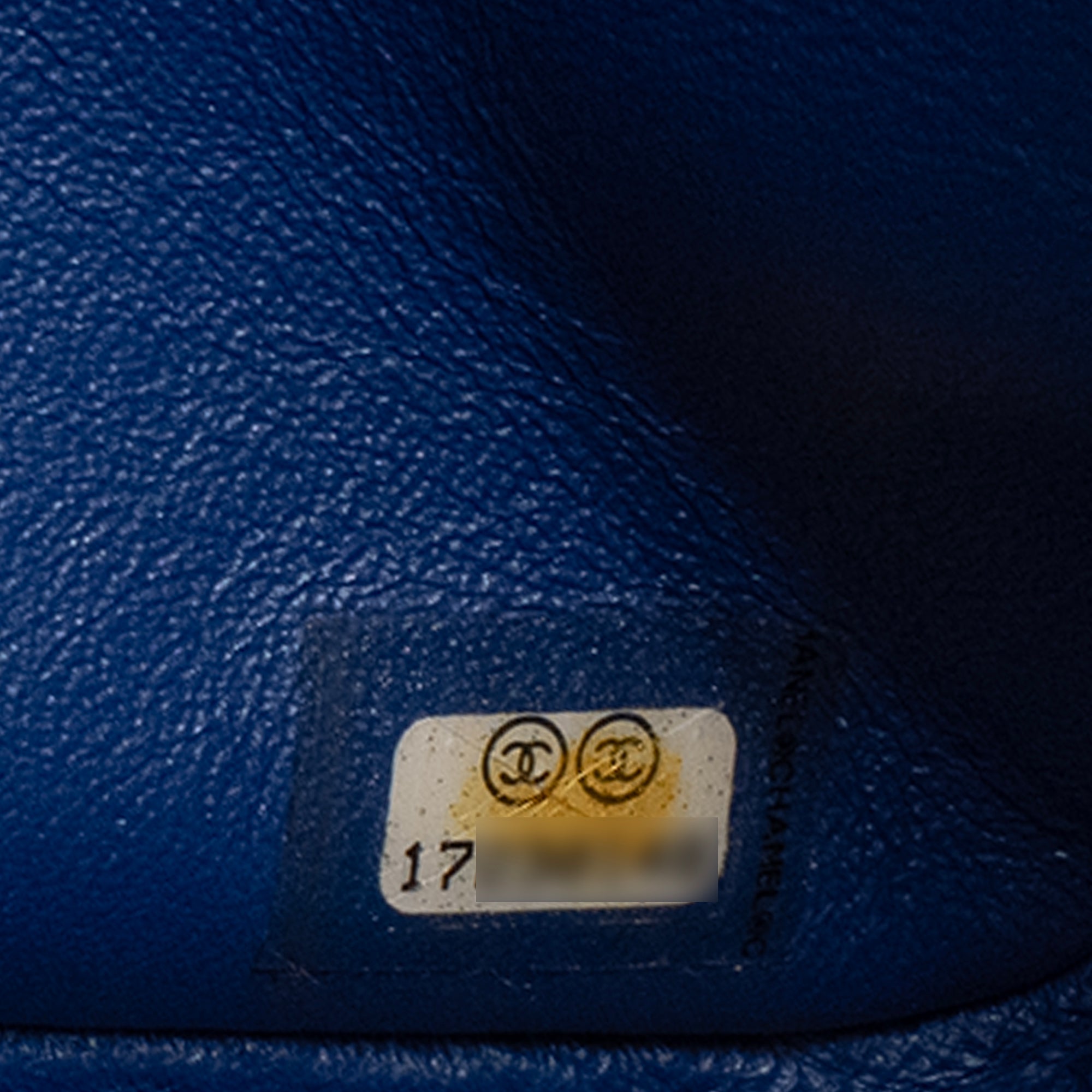 CHANEL - Sac à bandoulière Classique/Timeless Jumbo Chanel en cuir verni bleu