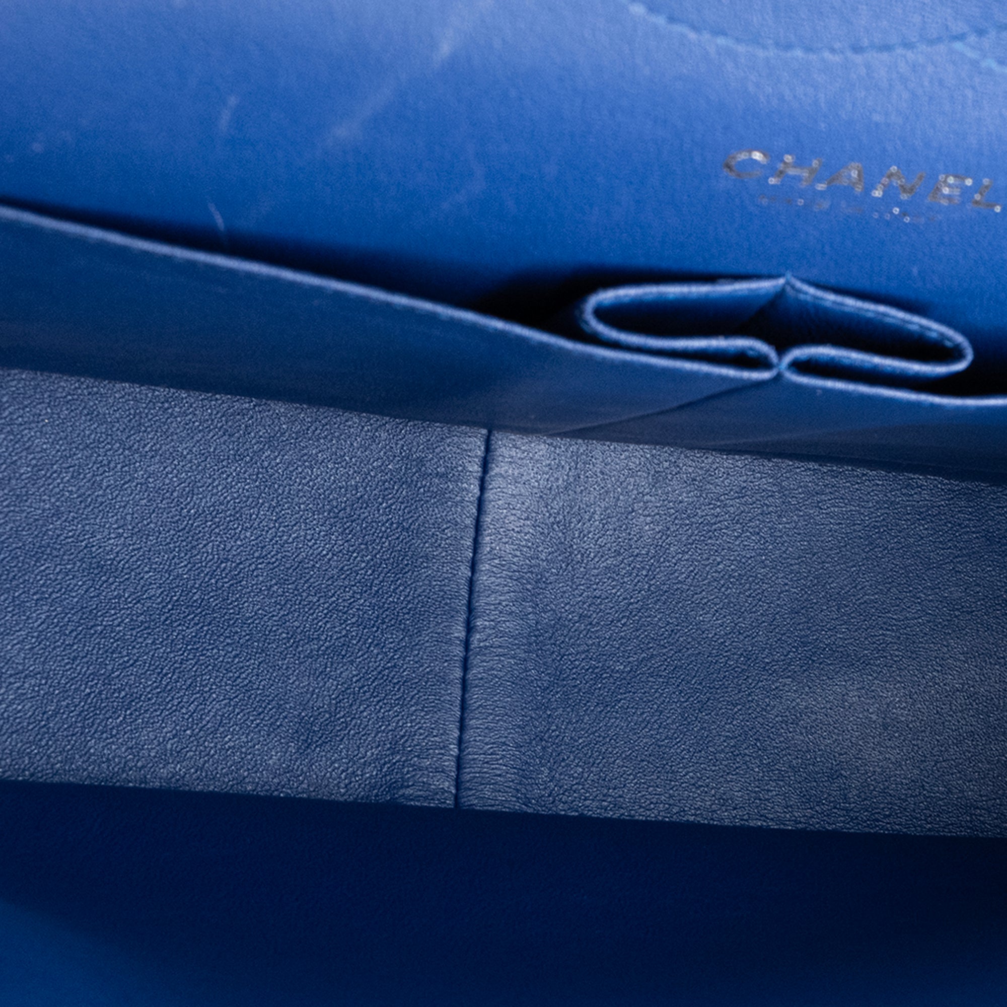 CHANEL - Sac à bandoulière Classique/Timeless Jumbo Chanel en cuir verni bleu