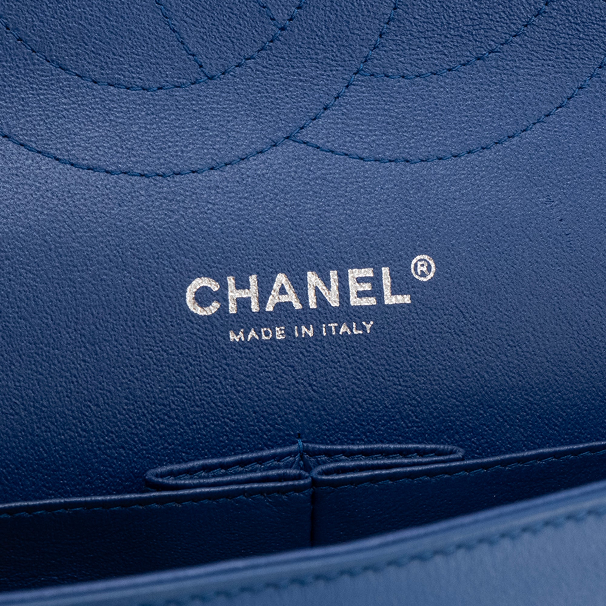 CHANEL - Sac à bandoulière Classique/Timeless Jumbo Chanel en cuir verni bleu