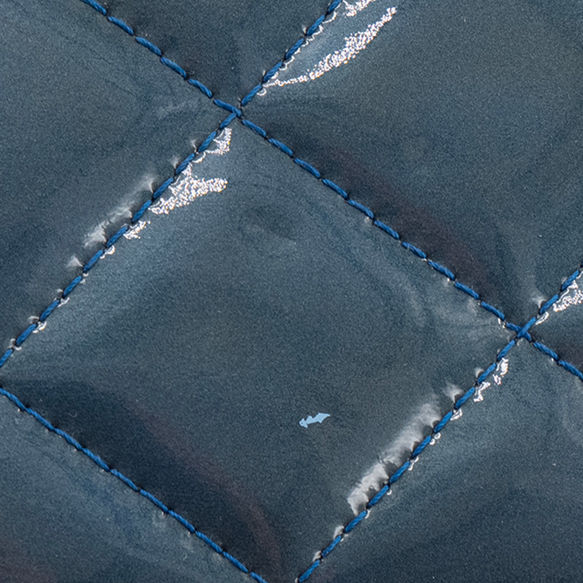 CHANEL - Sac à bandoulière Classique/Timeless Jumbo Chanel en cuir verni bleu