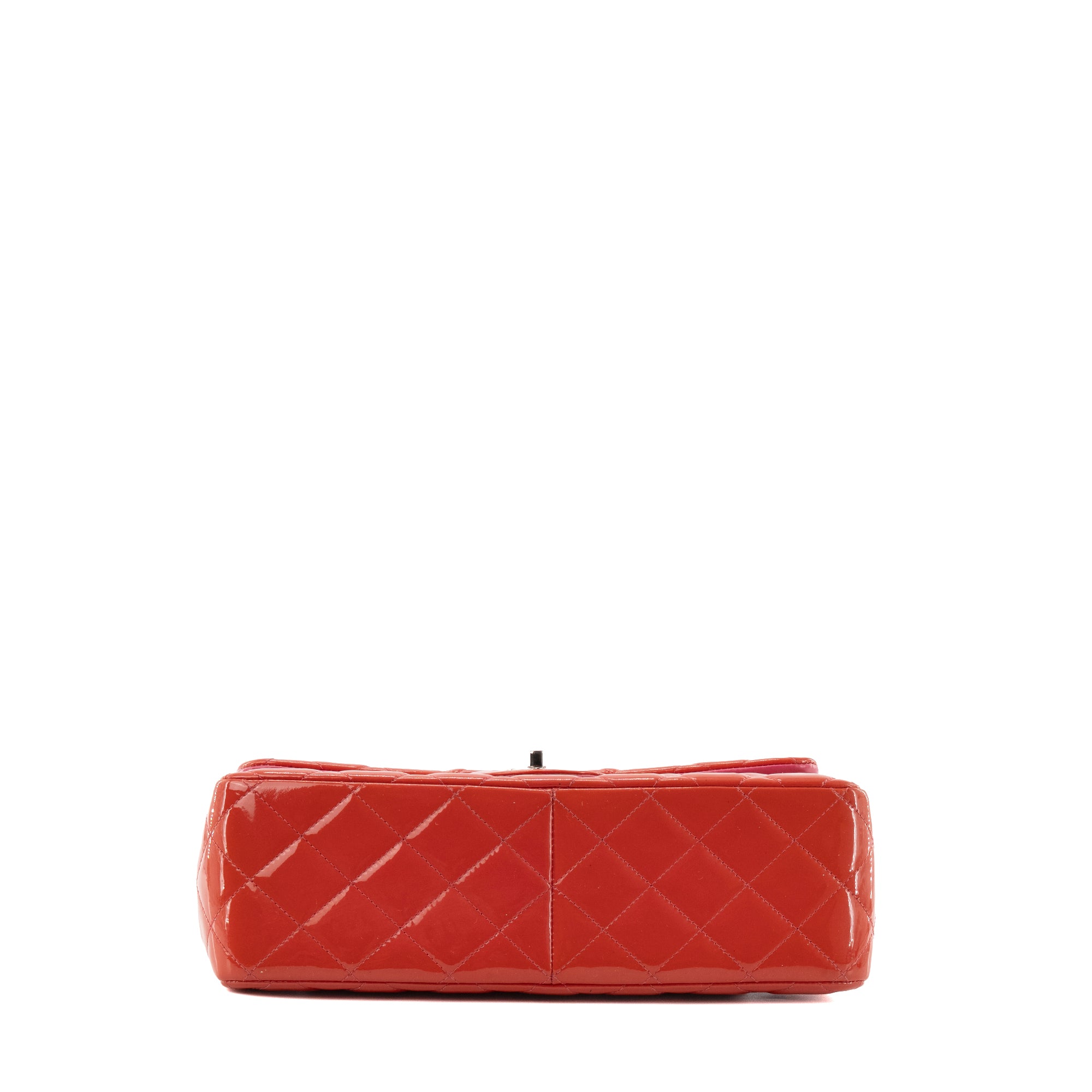 CHANEL - Sac à bandoulière Classique/Timeless Jumbo Chanel en cuir verni corail