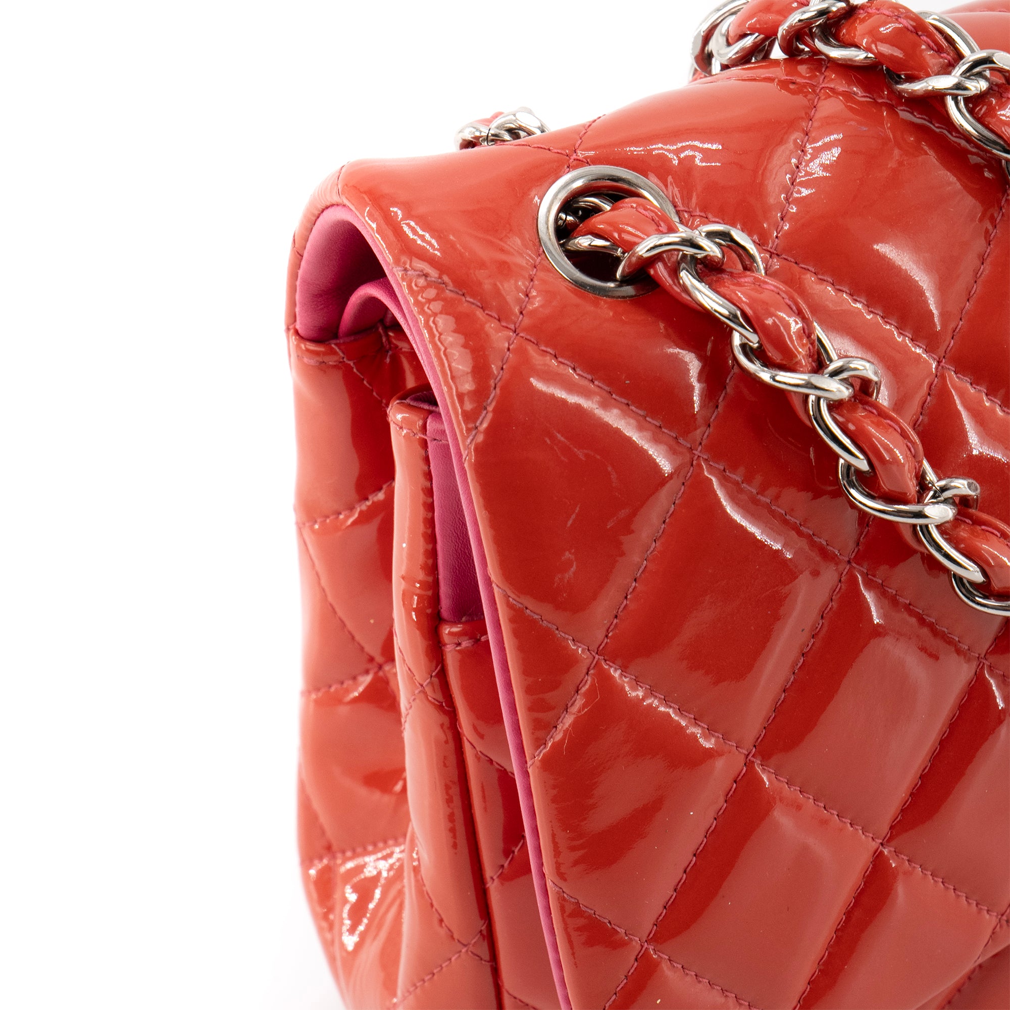 CHANEL - Sac à bandoulière Classique/Timeless Jumbo Chanel en cuir verni corail