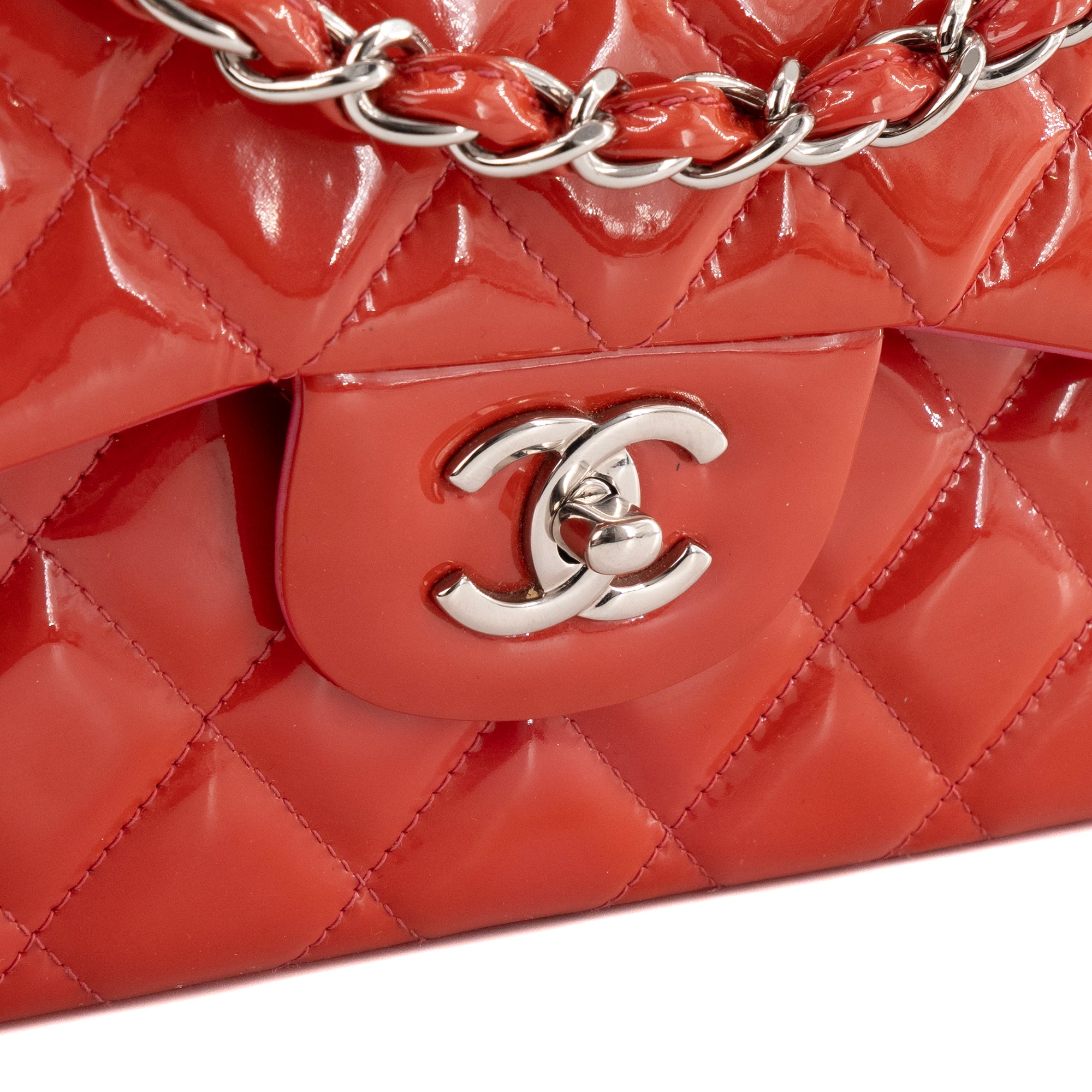 CHANEL - Sac à bandoulière Classique/Timeless Jumbo Chanel en cuir verni corail