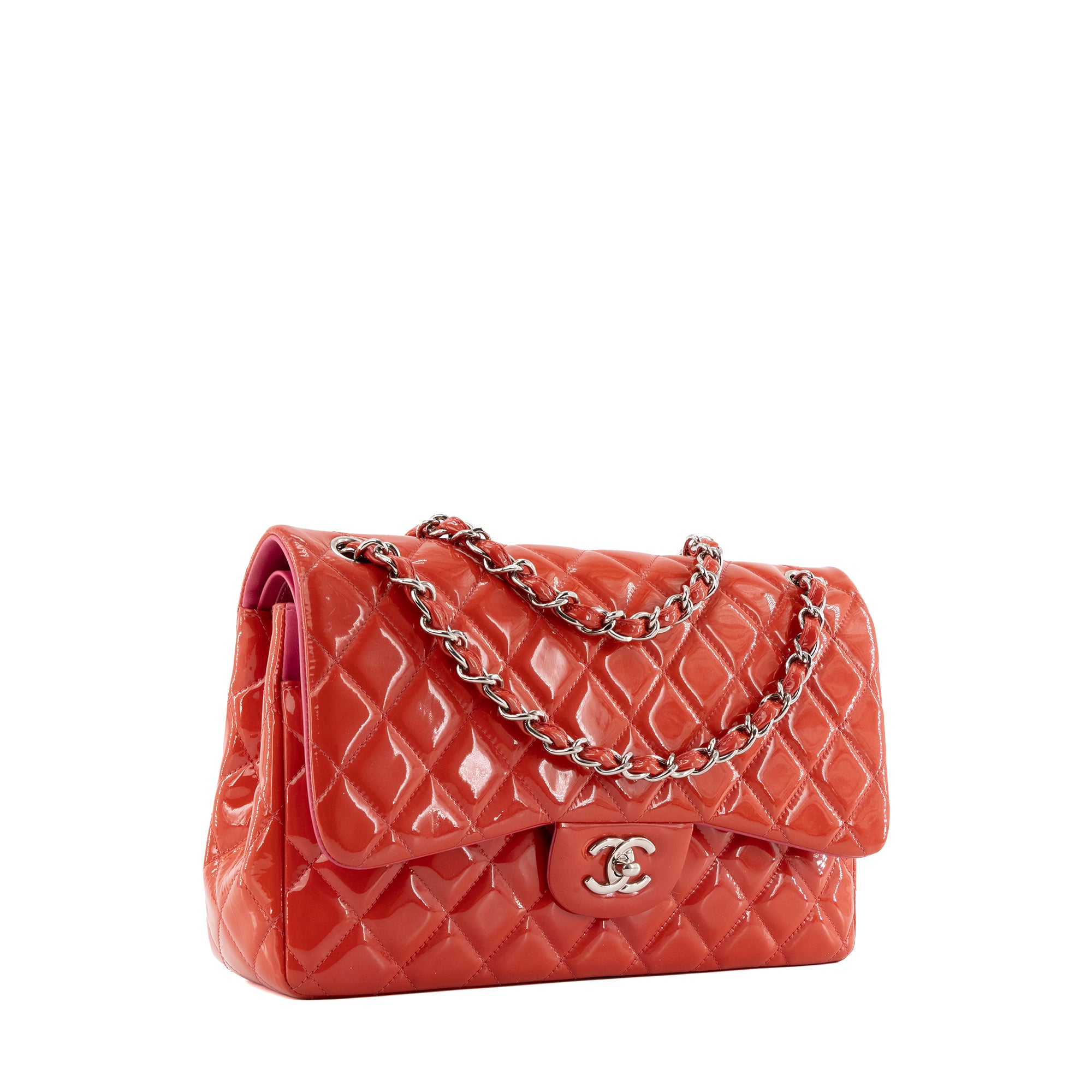 CHANEL - Sac à bandoulière Classique/Timeless Jumbo Chanel en cuir verni corail