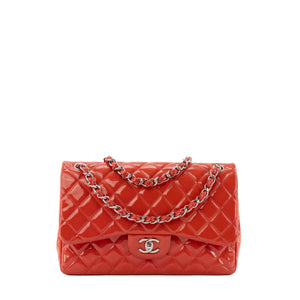 CHANEL - Sac à bandoulière Classique/Timeless Jumbo Chanel en cuir verni corail